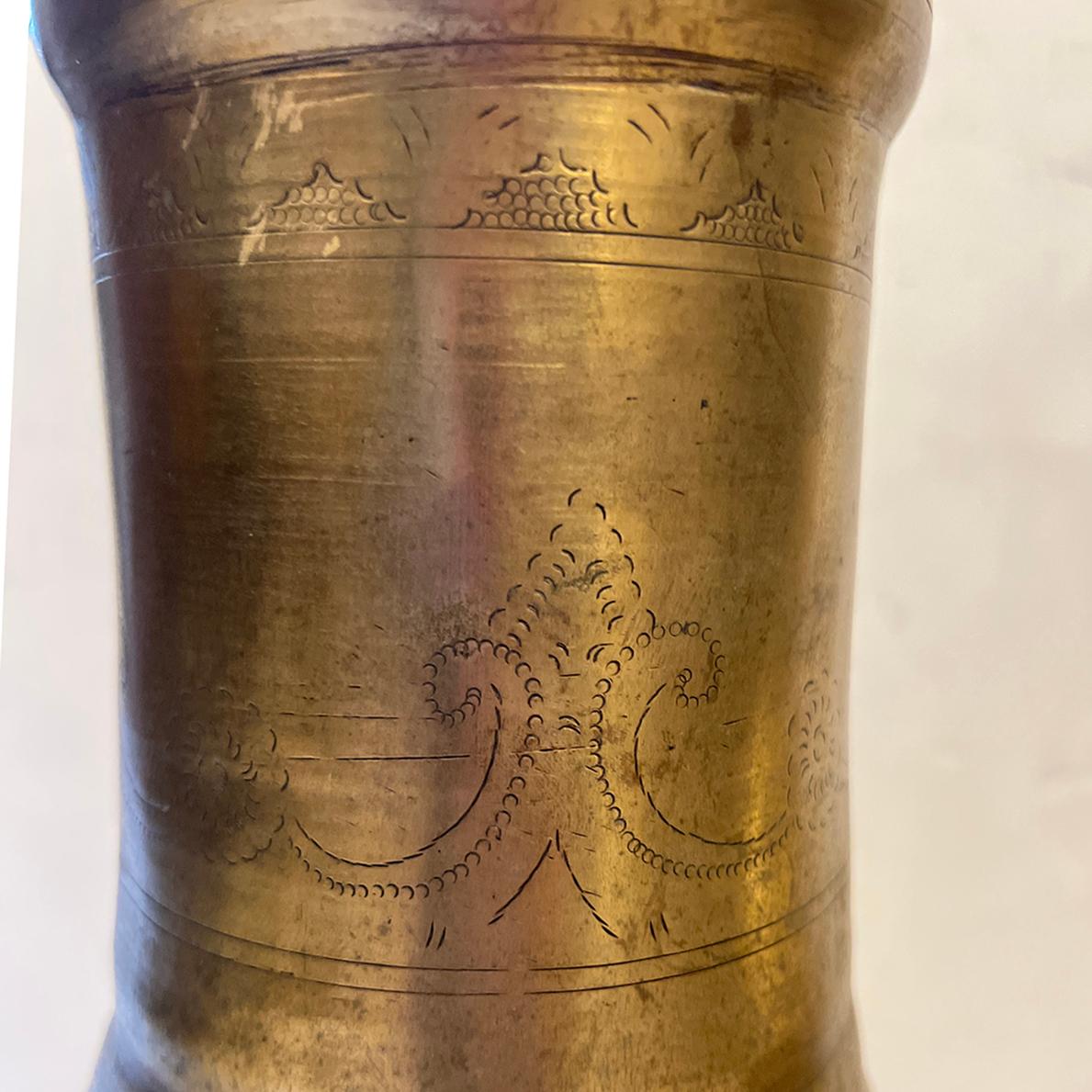 Zwei antike türkische Tischlampen mit Holzsockel aus den 1920er Jahren.

Messung:
Höhe des Körpers: 21