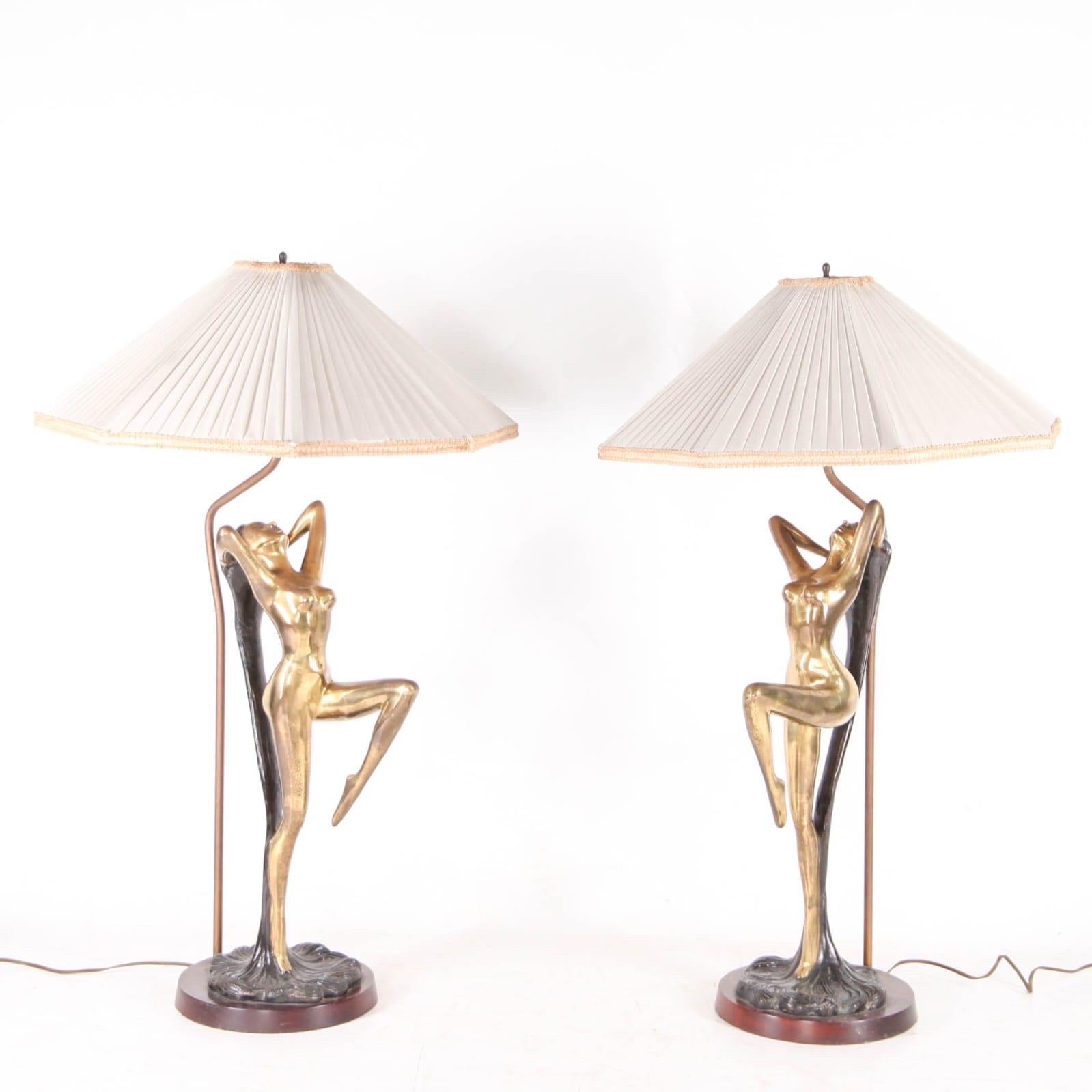 Paire de grandes lampes en laiton