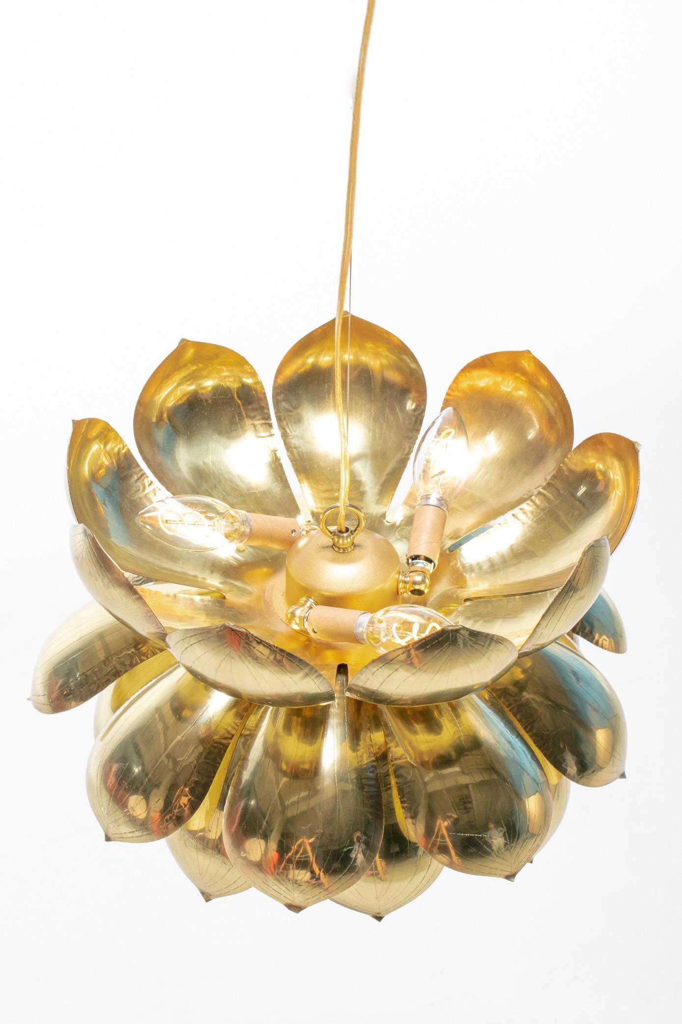 Paire de grands luminaires à lotus en laiton par Feldman dans le style de Tommi Parzinger en vente 6