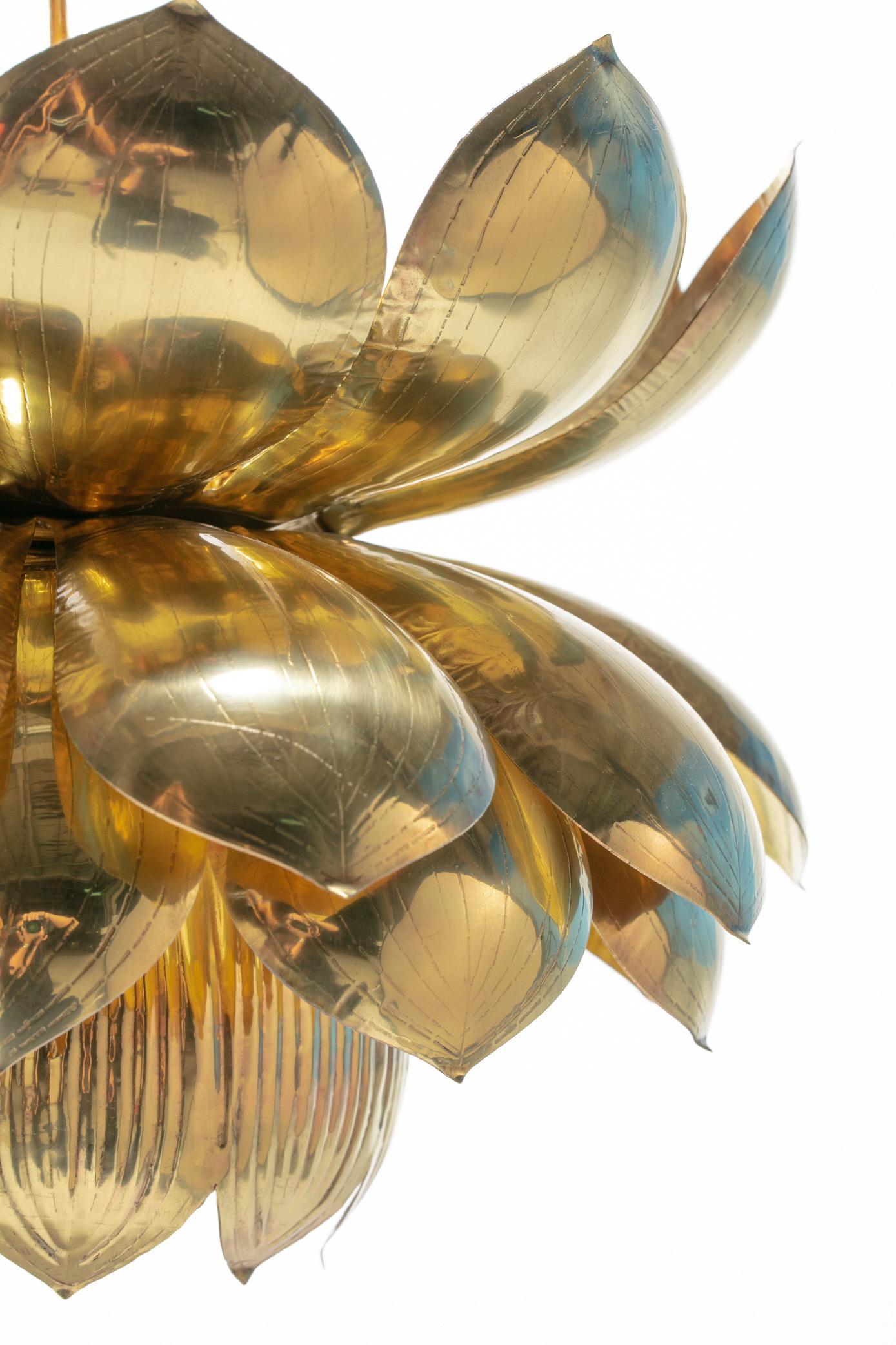 Paire de grands luminaires à lotus en laiton par Feldman dans le style de Tommi Parzinger en vente 2