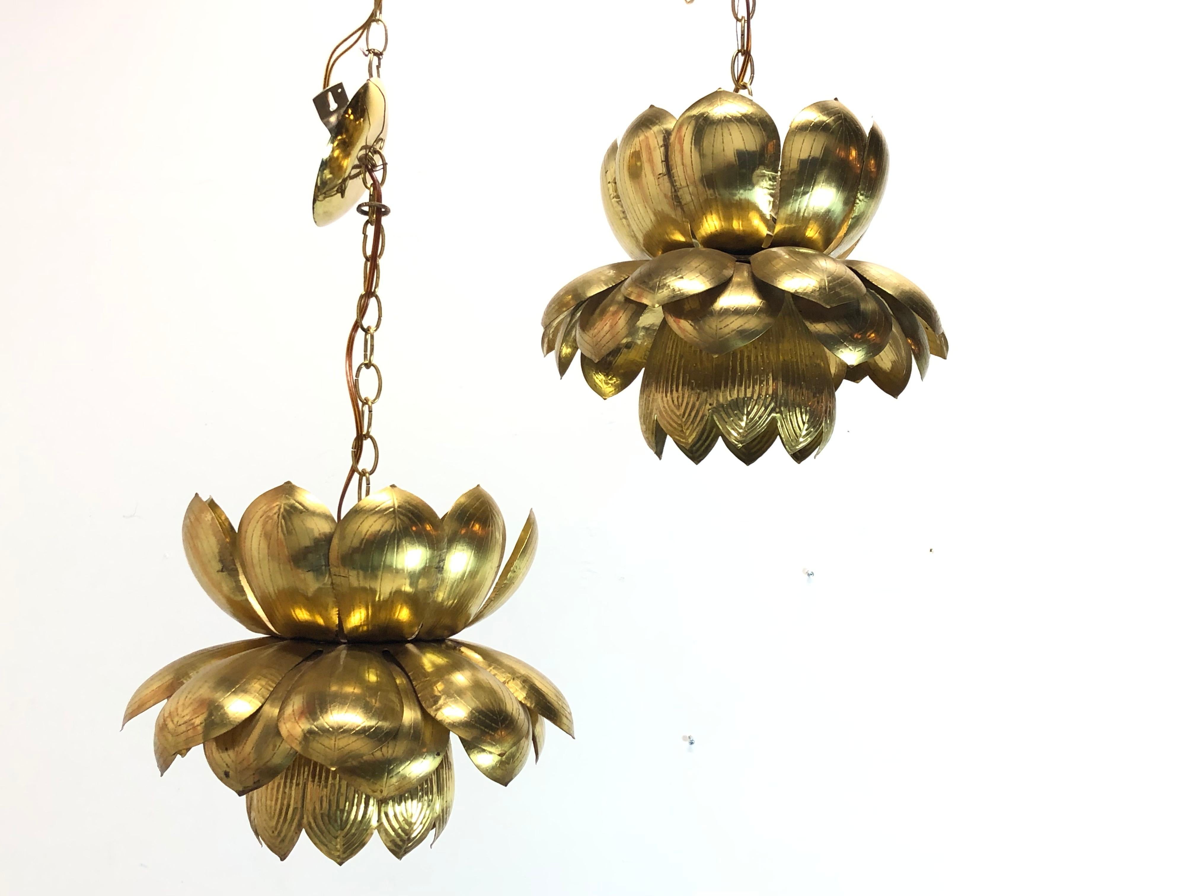 Pair of large brass lotus pendants. Pendants are in good vintage condition with visible oxidation of brass. Original wiring.

Dimensions:
16.5