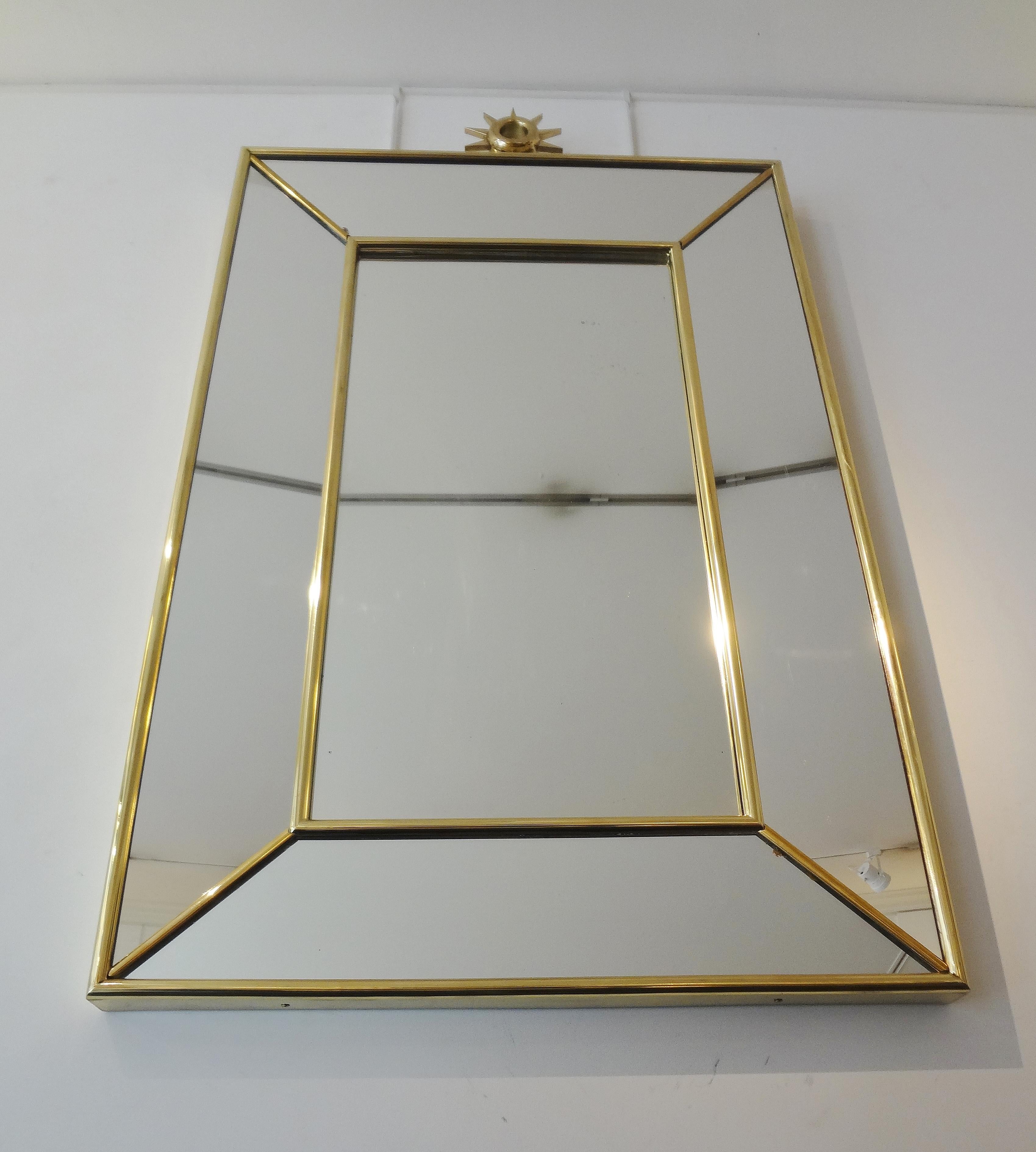 Italie, 1980.
Rare pair of large gilt brass rectangular mirrors
With elegant double frame and a star upon.
Central mirror piece h.80 x w.42 cm.
Major height 118 cm.