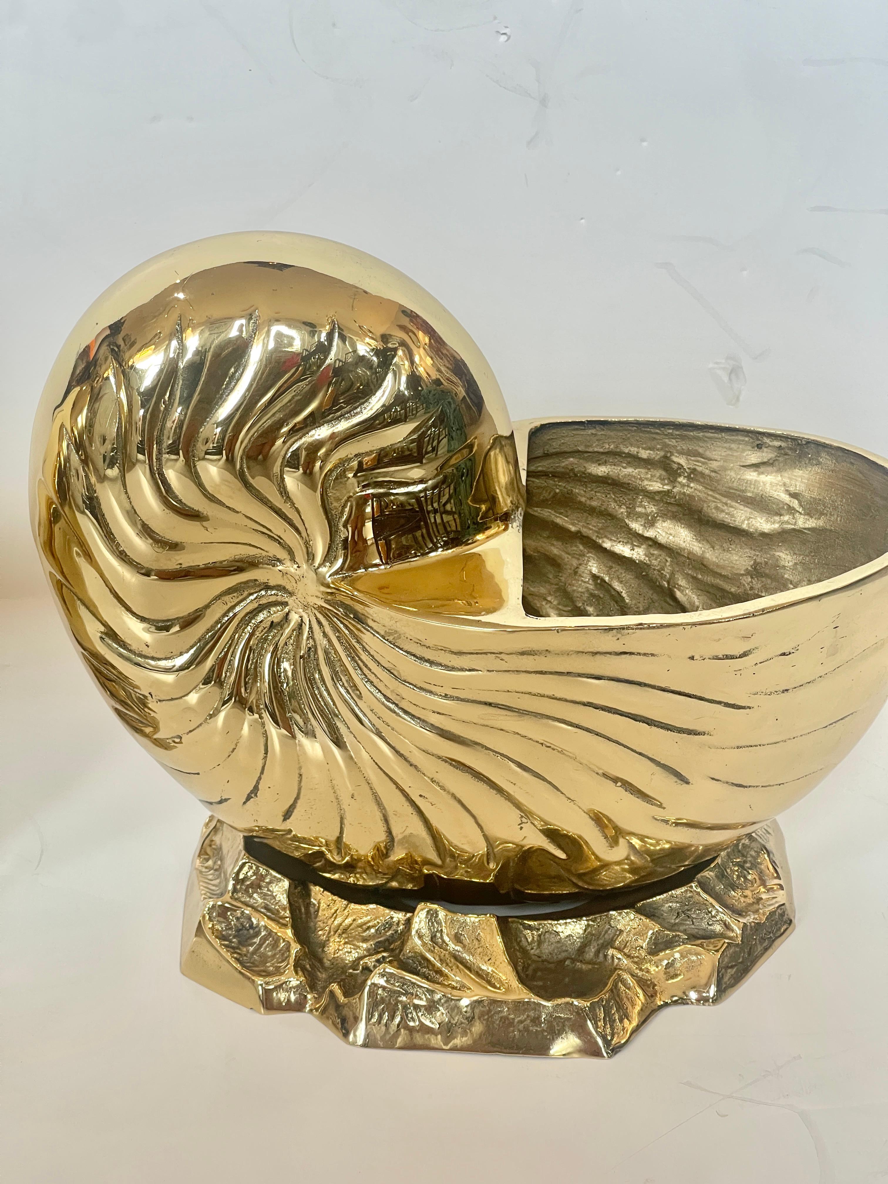 Paire de grands seaux à bouteilles ou jardinières Nautilus en laiton Bon état - En vente à West Palm Beach, FL