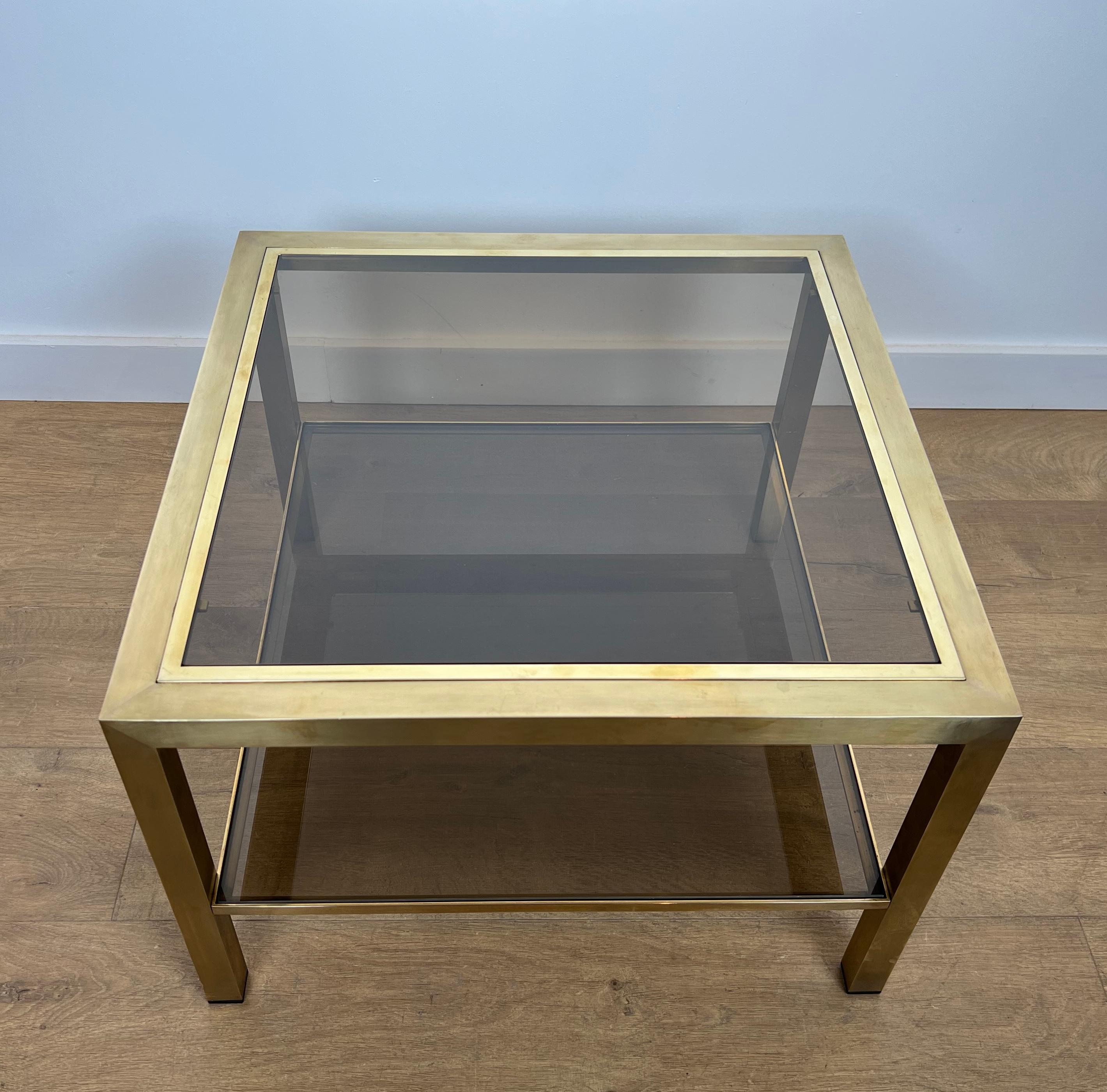 Paire de grandes tables d'appoint en laiton avec verre fumé en vente 3