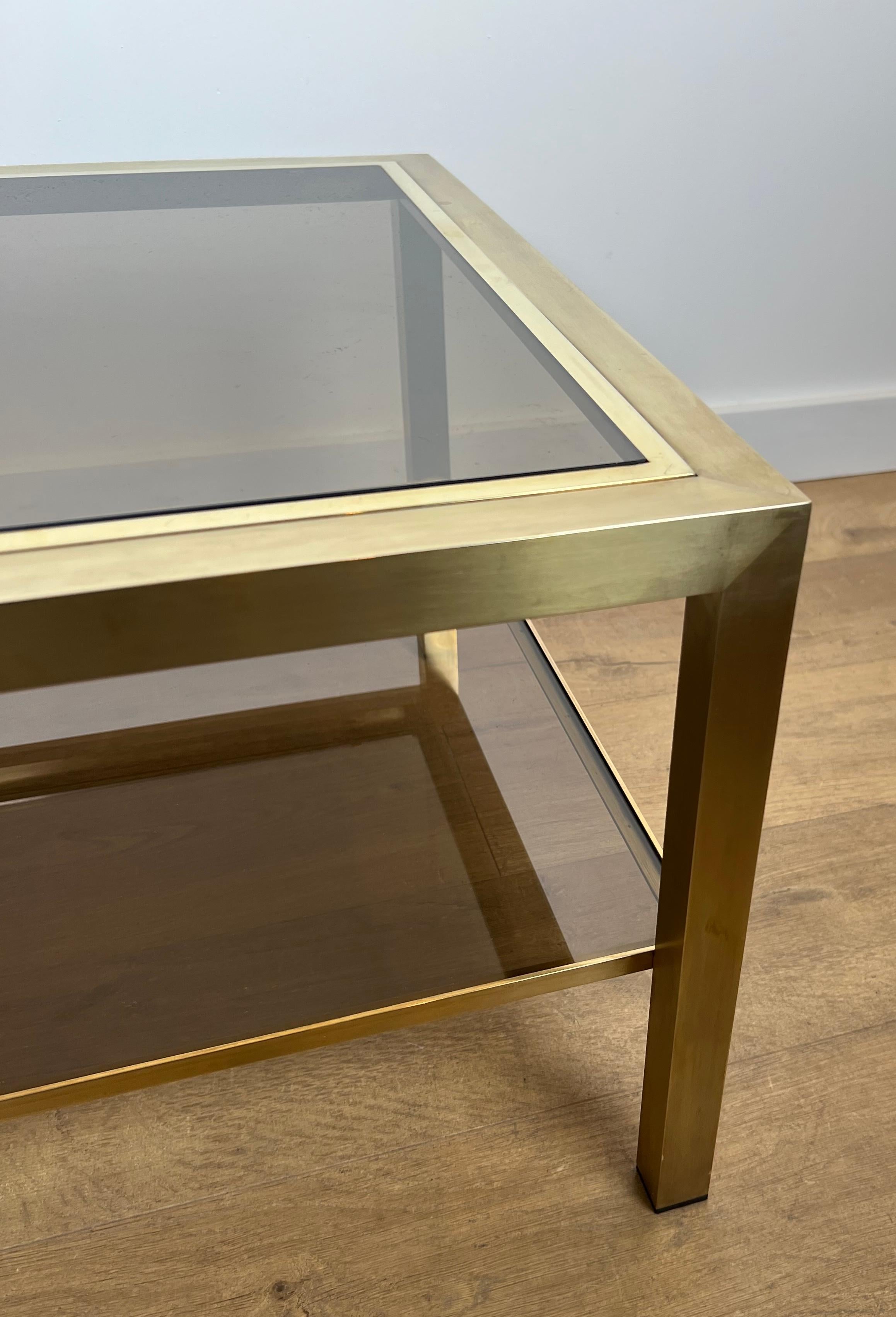 Paire de grandes tables d'appoint en laiton avec verre fumé en vente 4