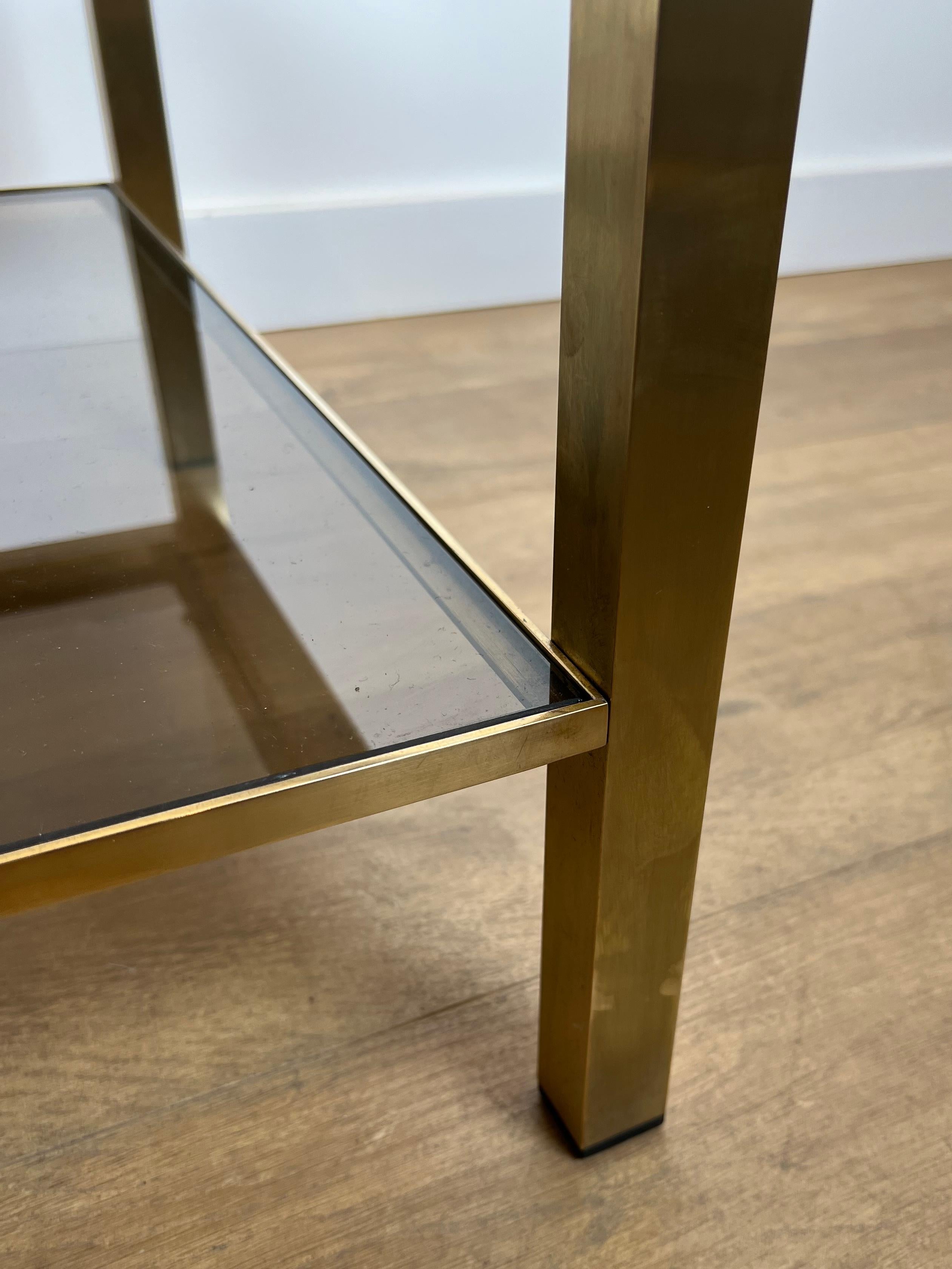 Paire de grandes tables d'appoint en laiton avec verre fumé en vente 5