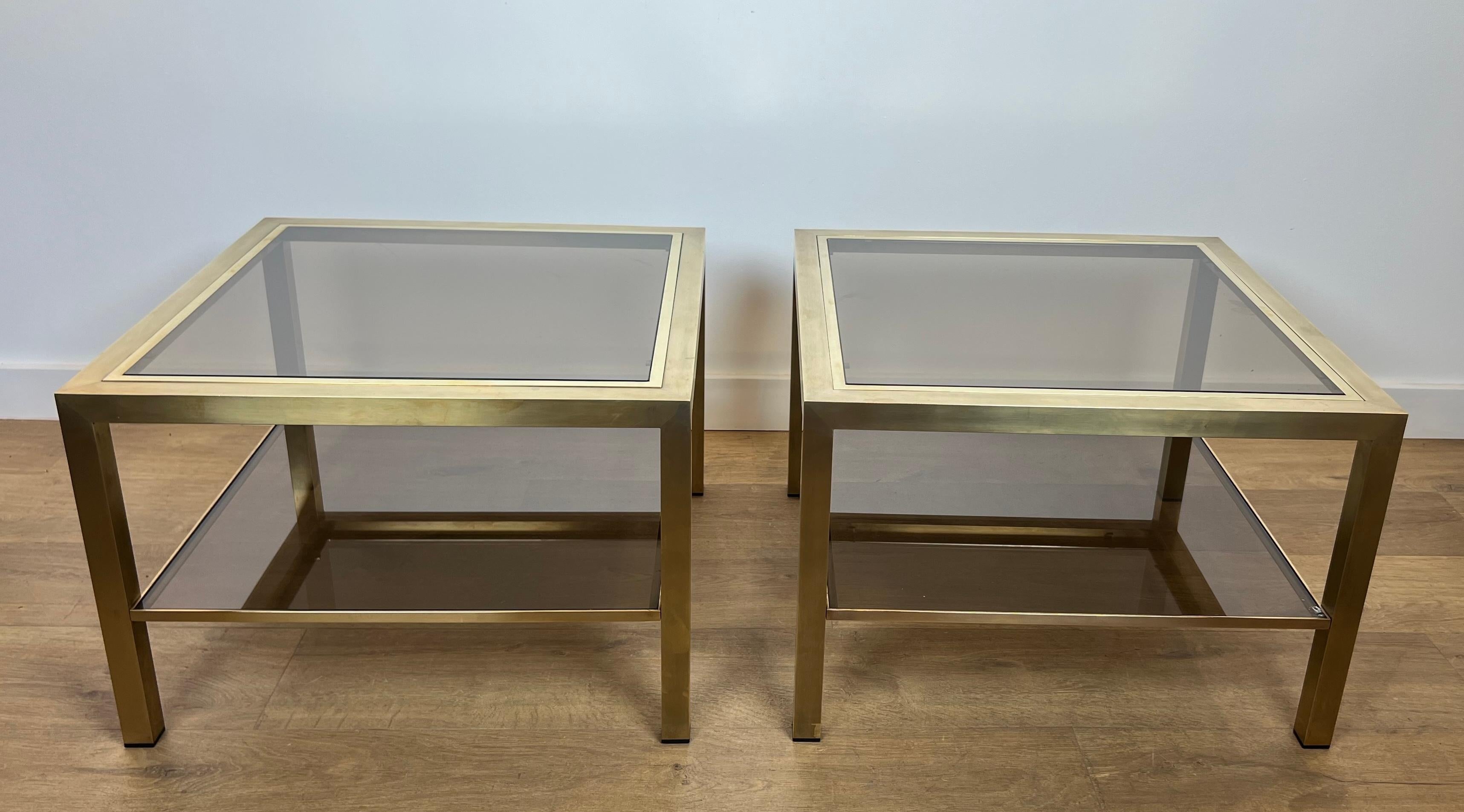 Paire de grandes tables d'appoint en laiton avec verre fumé en vente 6