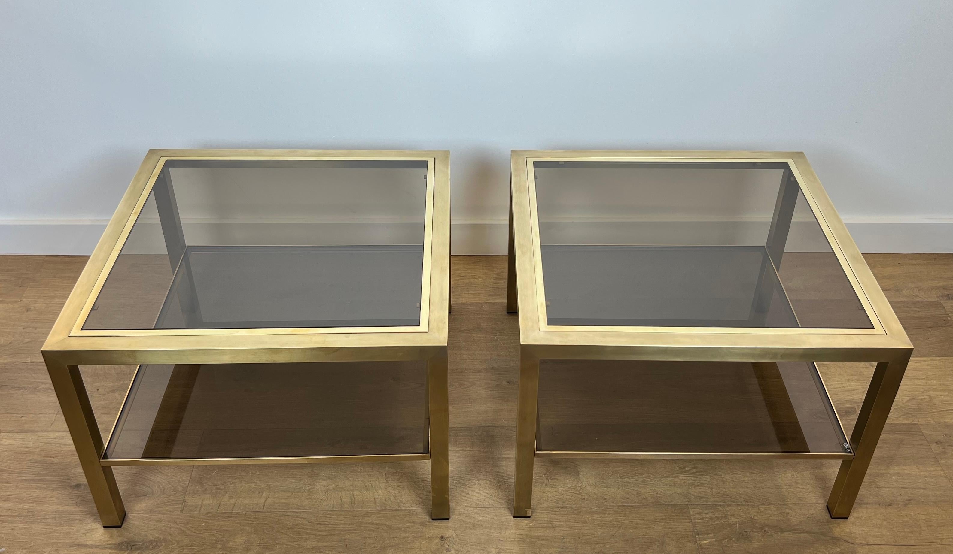 Paire de grandes tables d'appoint en laiton avec verre fumé en vente 7
