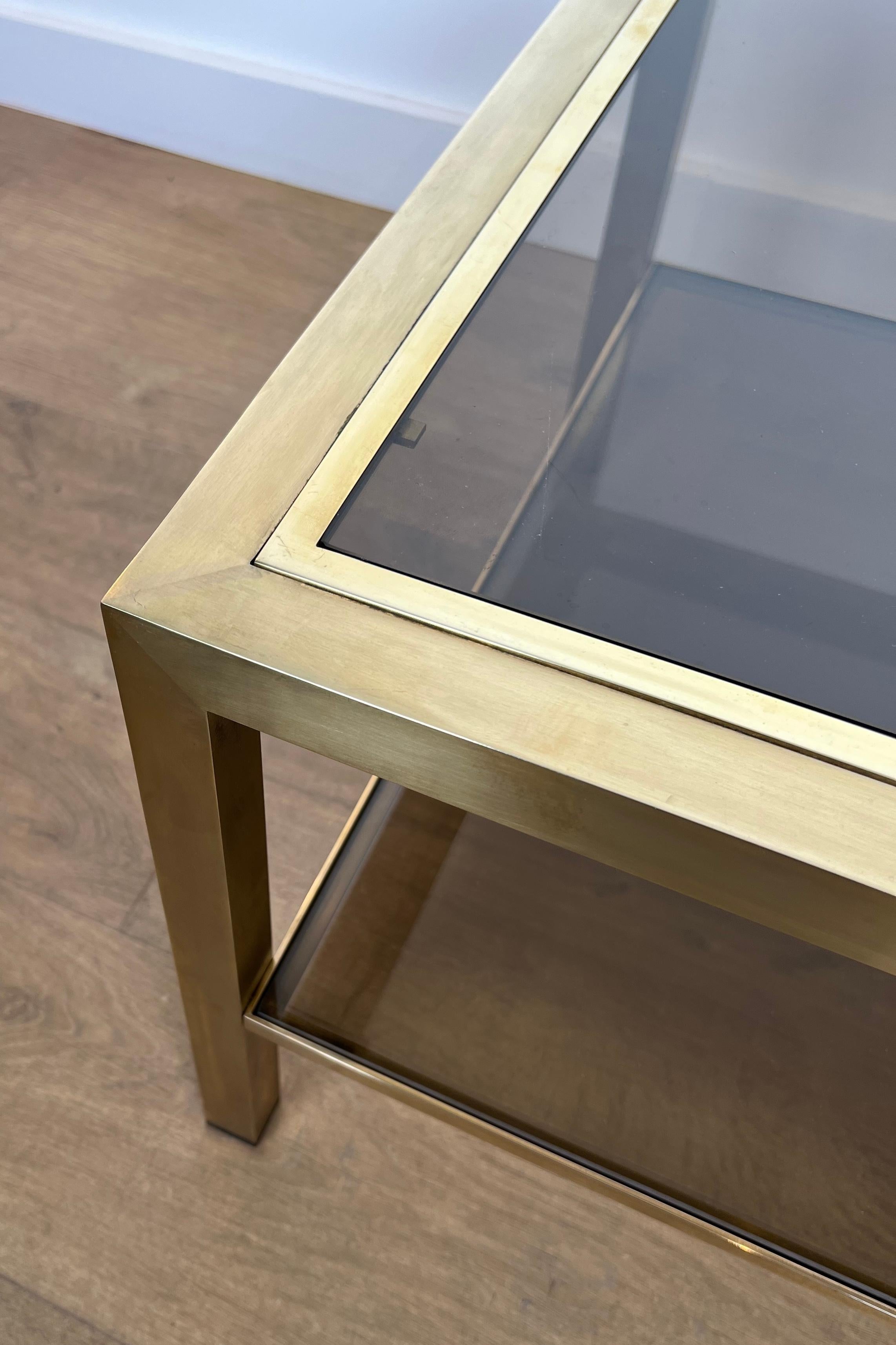 Paire de grandes tables d'appoint en laiton avec verre fumé en vente 9