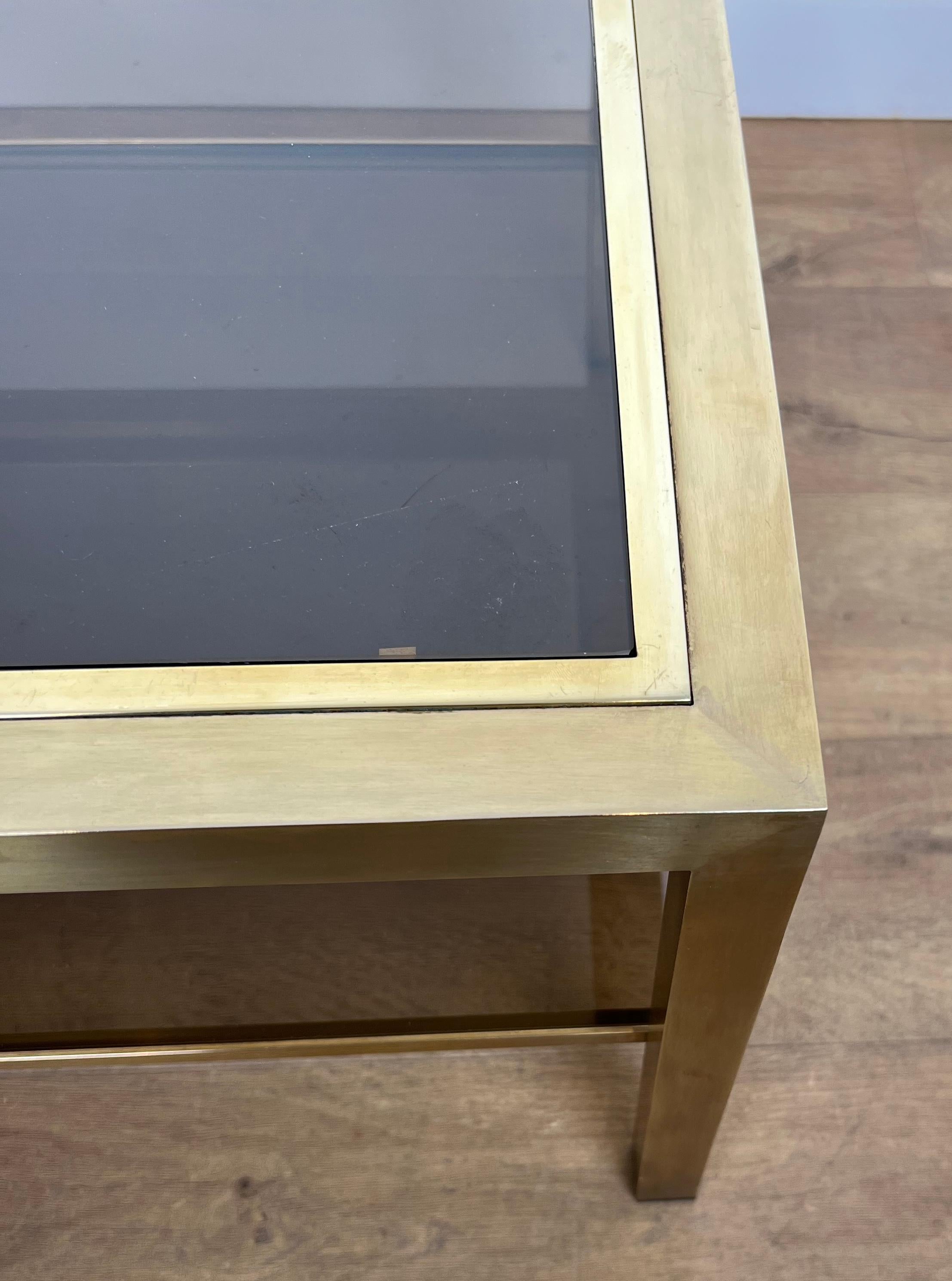 Paire de grandes tables d'appoint en laiton avec verre fumé en vente 10