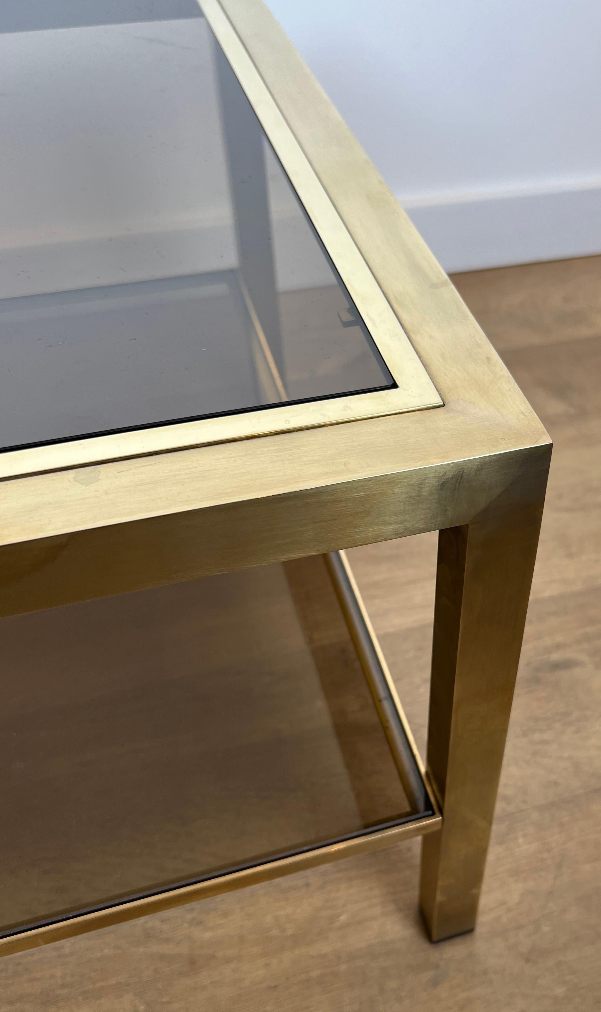 Paire de grandes tables d'appoint en laiton avec verre fumé en vente 11