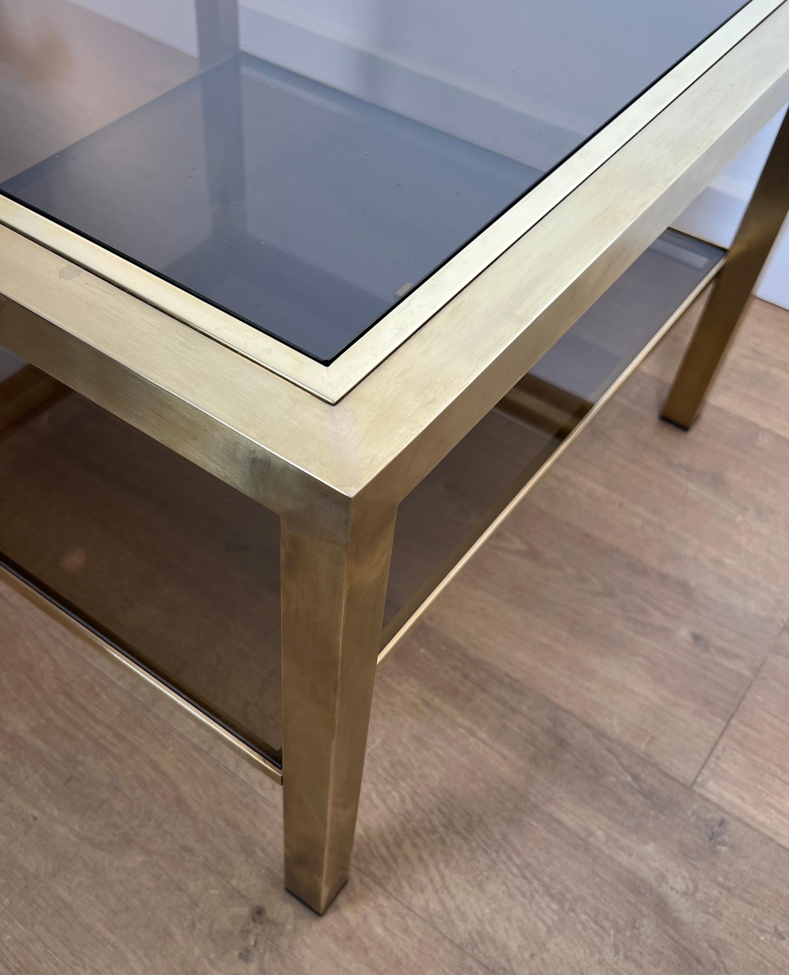 Paire de grandes tables d'appoint en laiton avec verre fumé en vente 12