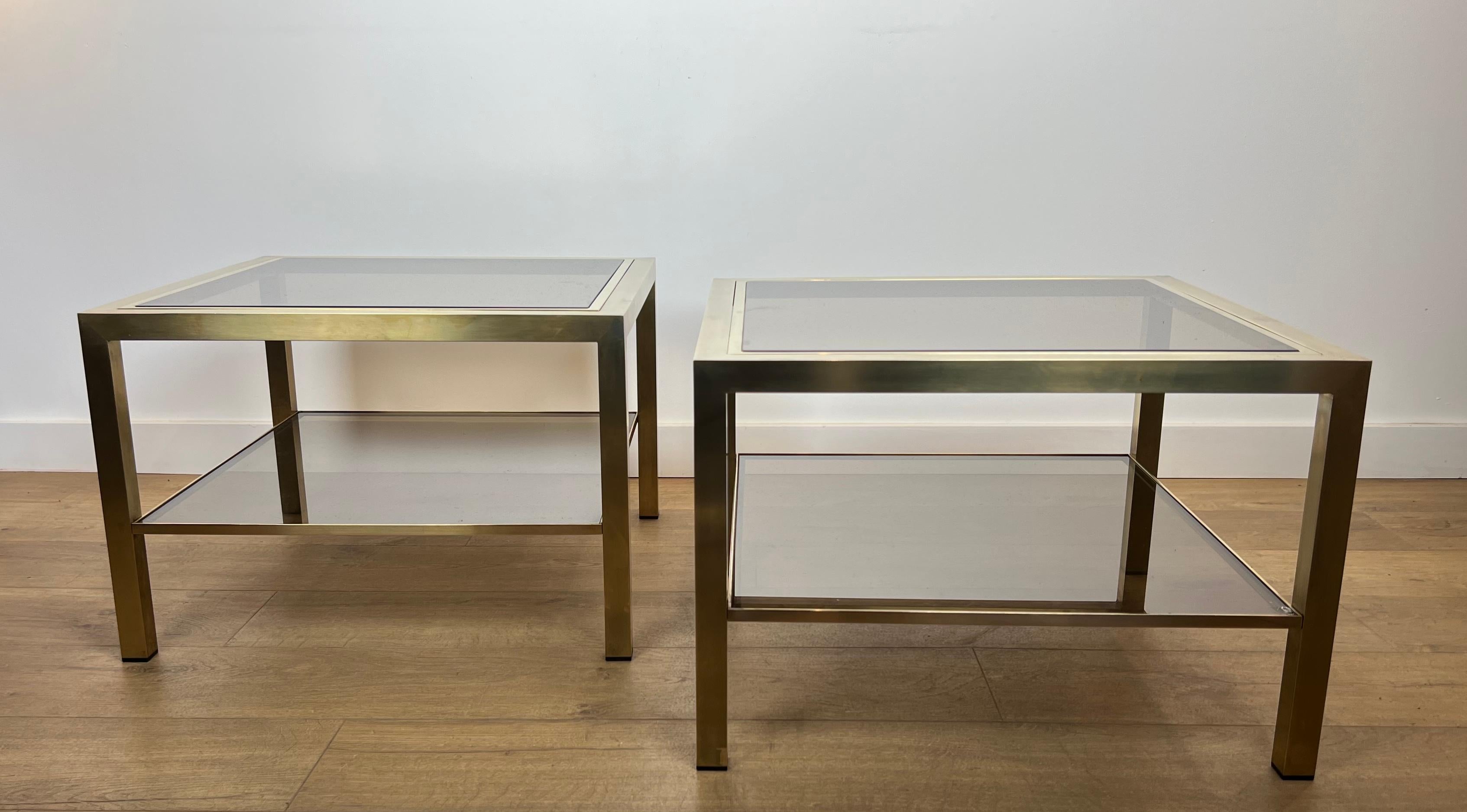 Paire de grandes tables d'appoint en laiton avec verre fumé en vente 13