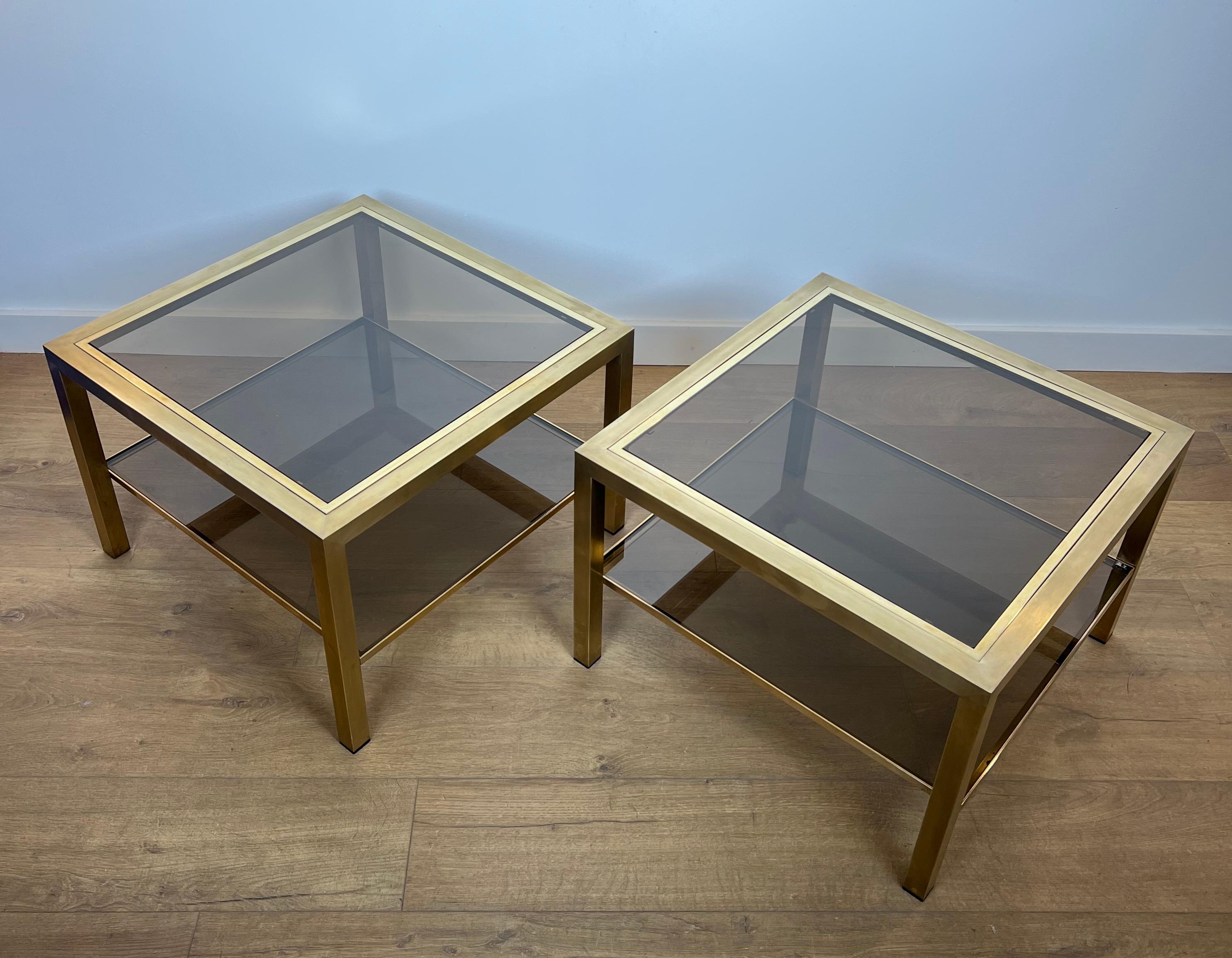 Néoclassique Paire de grandes tables d'appoint en laiton avec verre fumé en vente