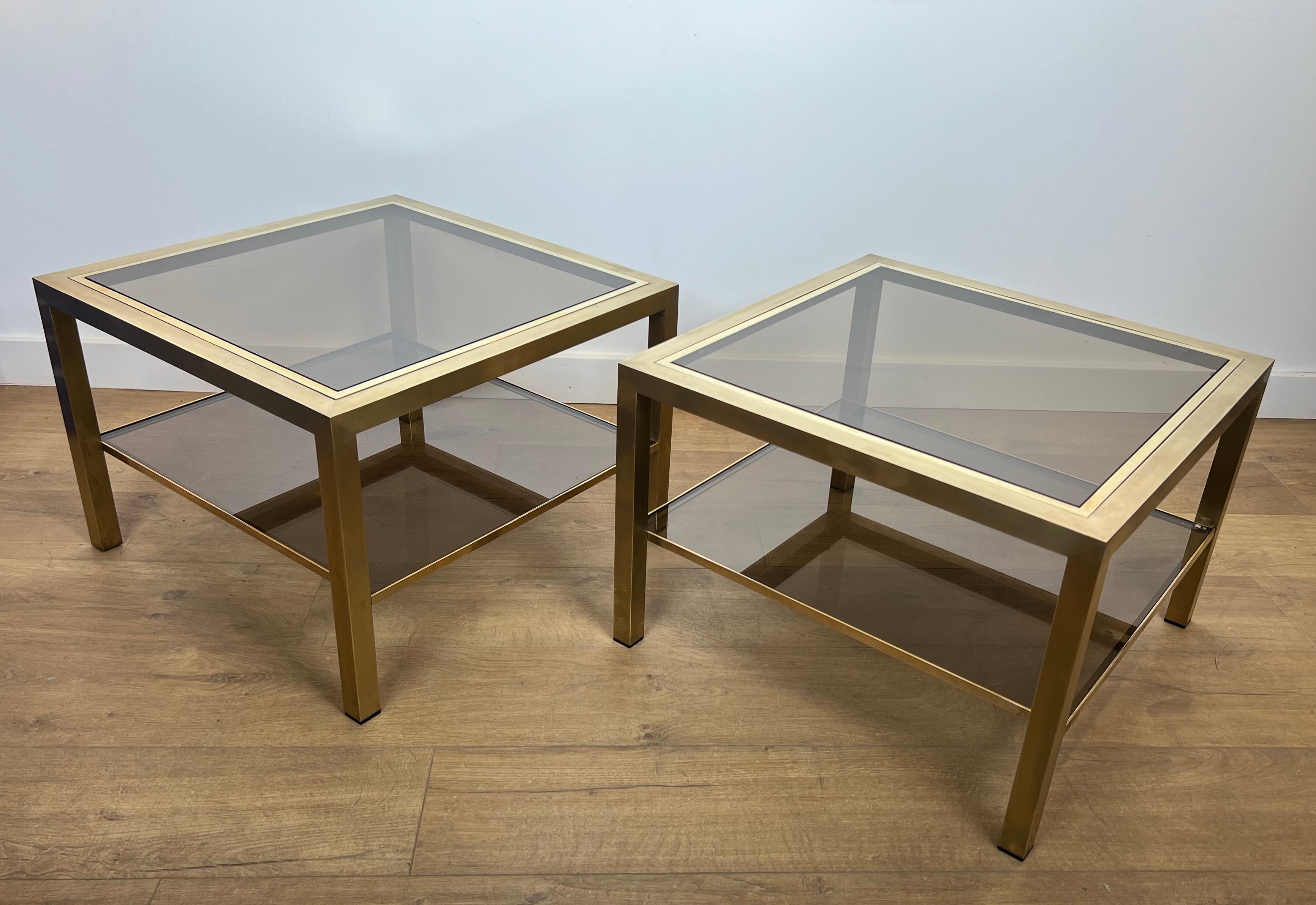 Français Paire de grandes tables d'appoint en laiton avec verre fumé en vente