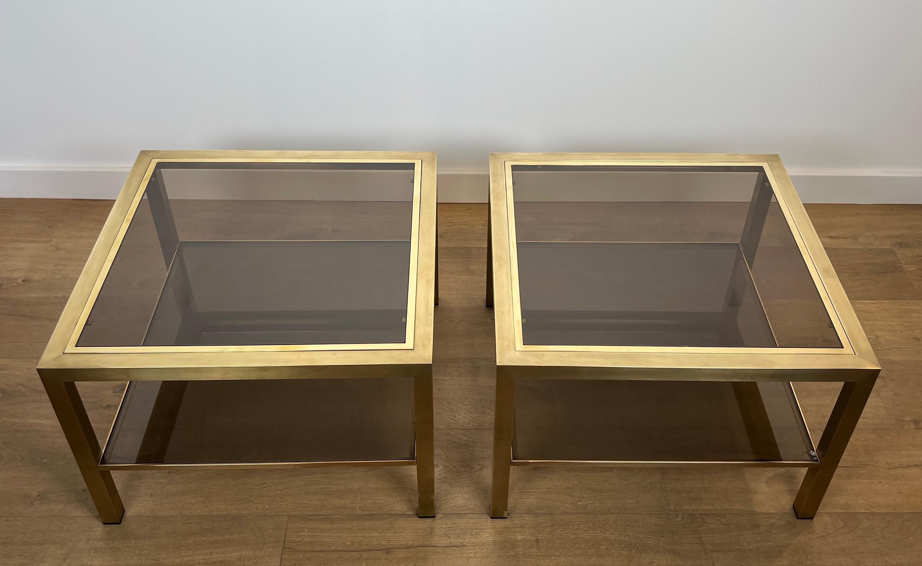 Fin du 20e siècle Paire de grandes tables d'appoint en laiton avec verre fumé en vente