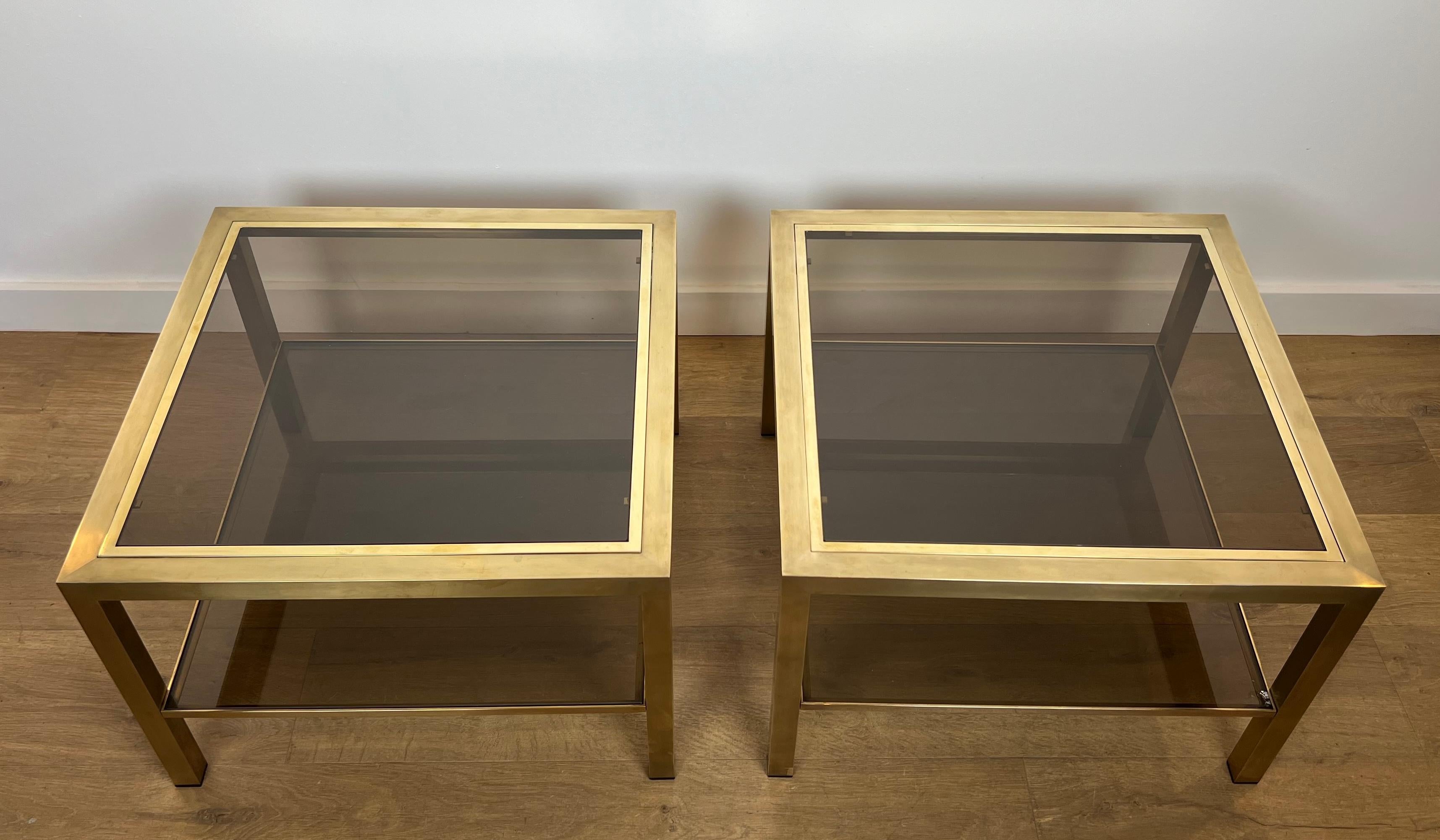 Laiton Paire de grandes tables d'appoint en laiton avec verre fumé en vente