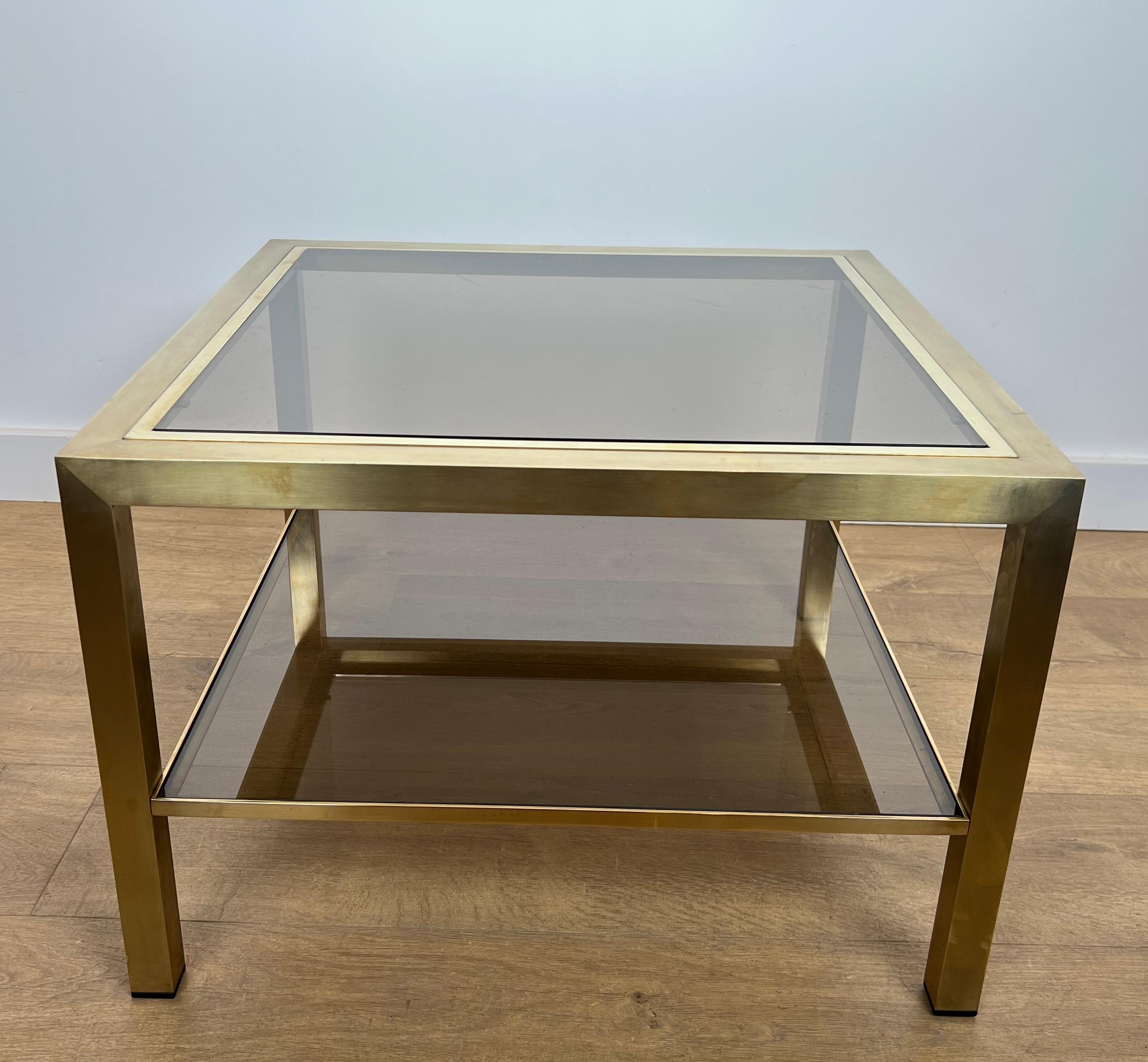 Paire de grandes tables d'appoint en laiton avec verre fumé en vente 1