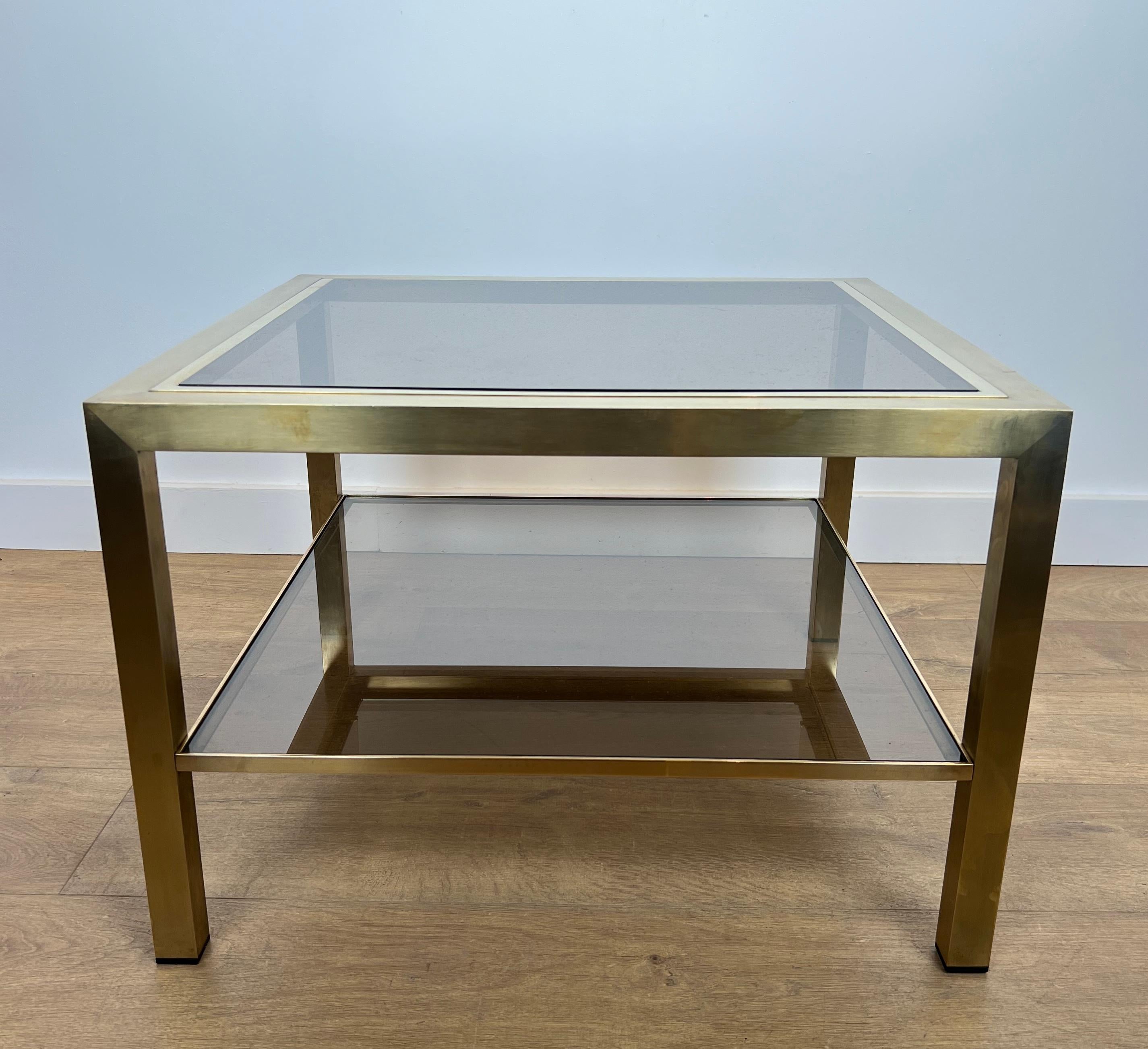 Paire de grandes tables d'appoint en laiton avec verre fumé en vente 2