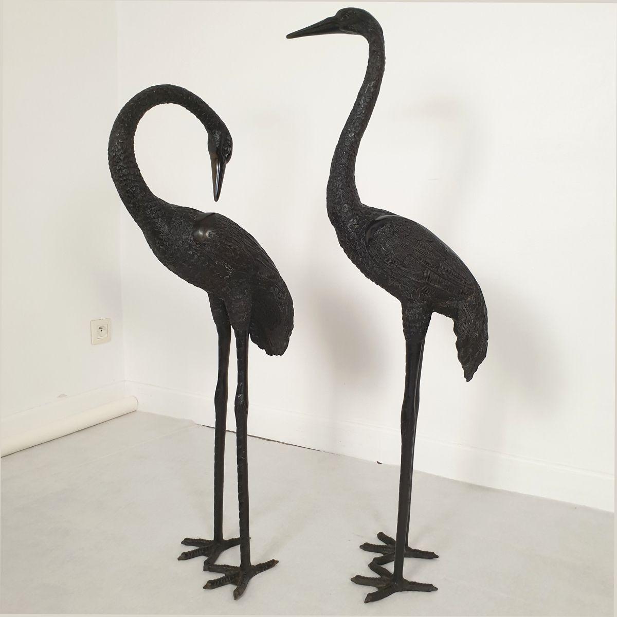 Satz von zwei großen Kranichvogel-Skulpturen, Frankreich, ca. 1950er Jahre oder früher.
Die Vogelskulpturen im Hollywood-Regency-Stil sind in Lebensgröße.
Sie können sowohl im Innen- als auch im Außenbereich als Kunstskulpturen aufgestellt