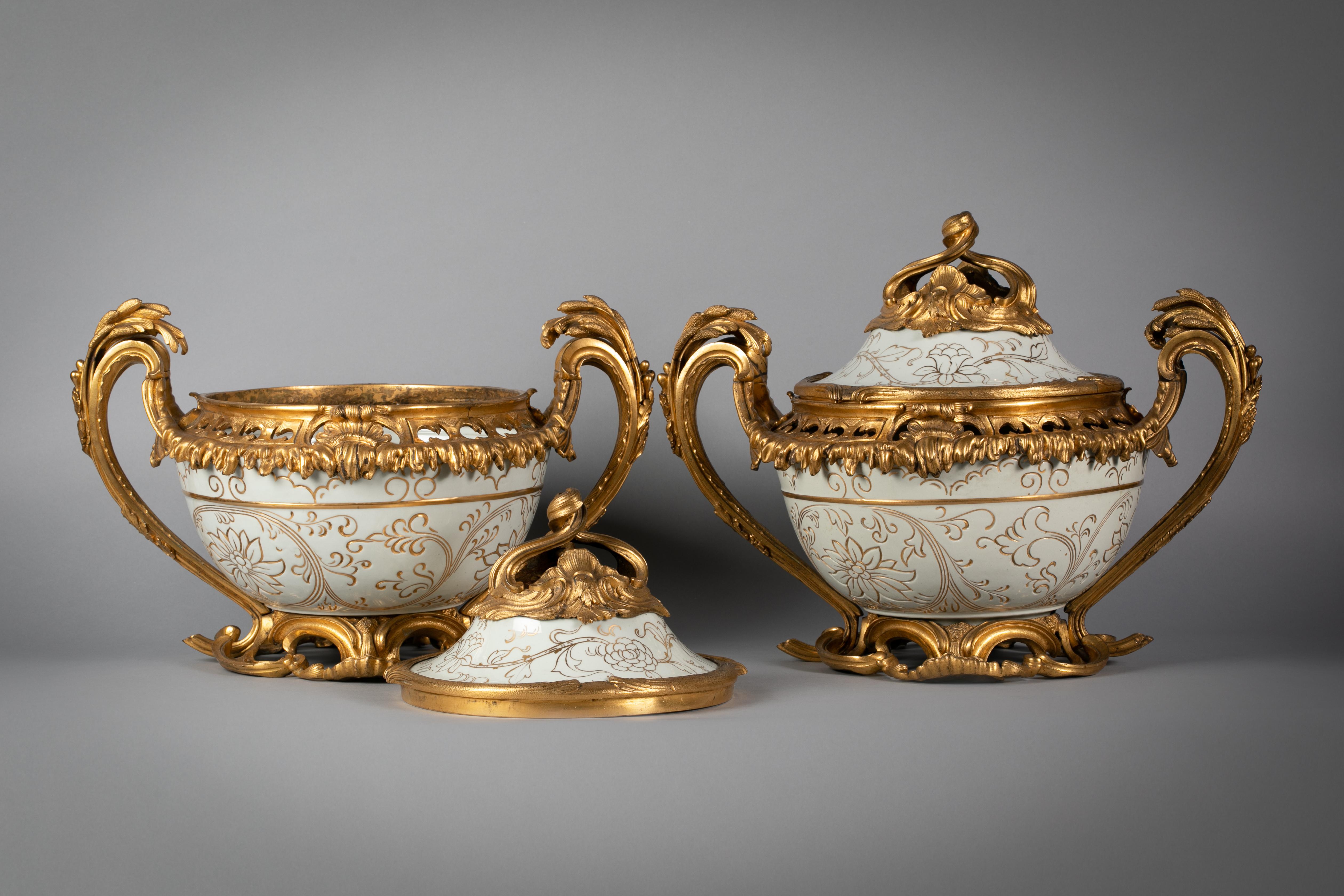 Pareja de grandes jarras de popurrí con tapa de celadón y dorado, montadas en bronce, hacia 1870 Chino en venta