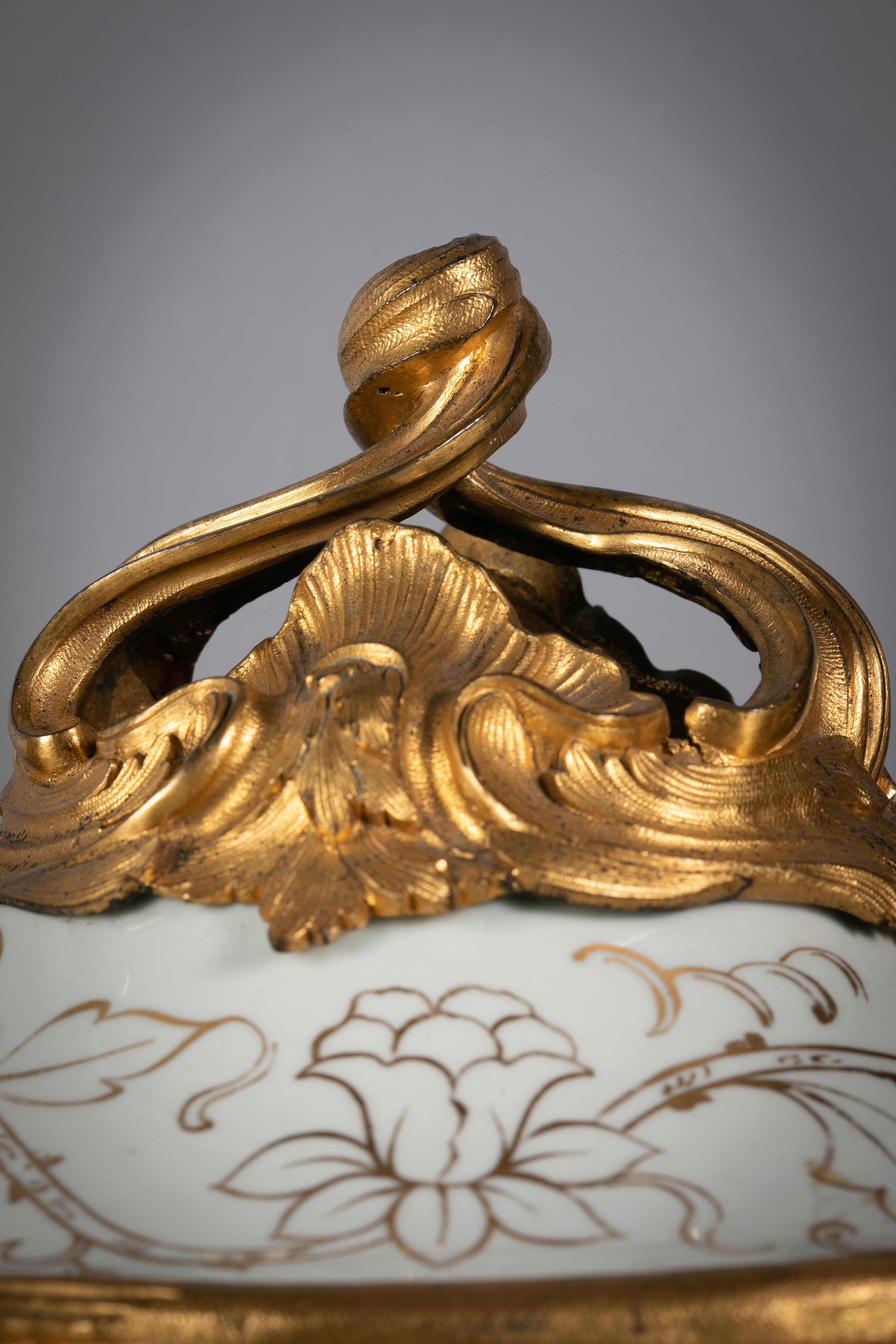 Pareja de grandes jarras de popurrí con tapa de celadón y dorado, montadas en bronce, hacia 1870 en venta 1