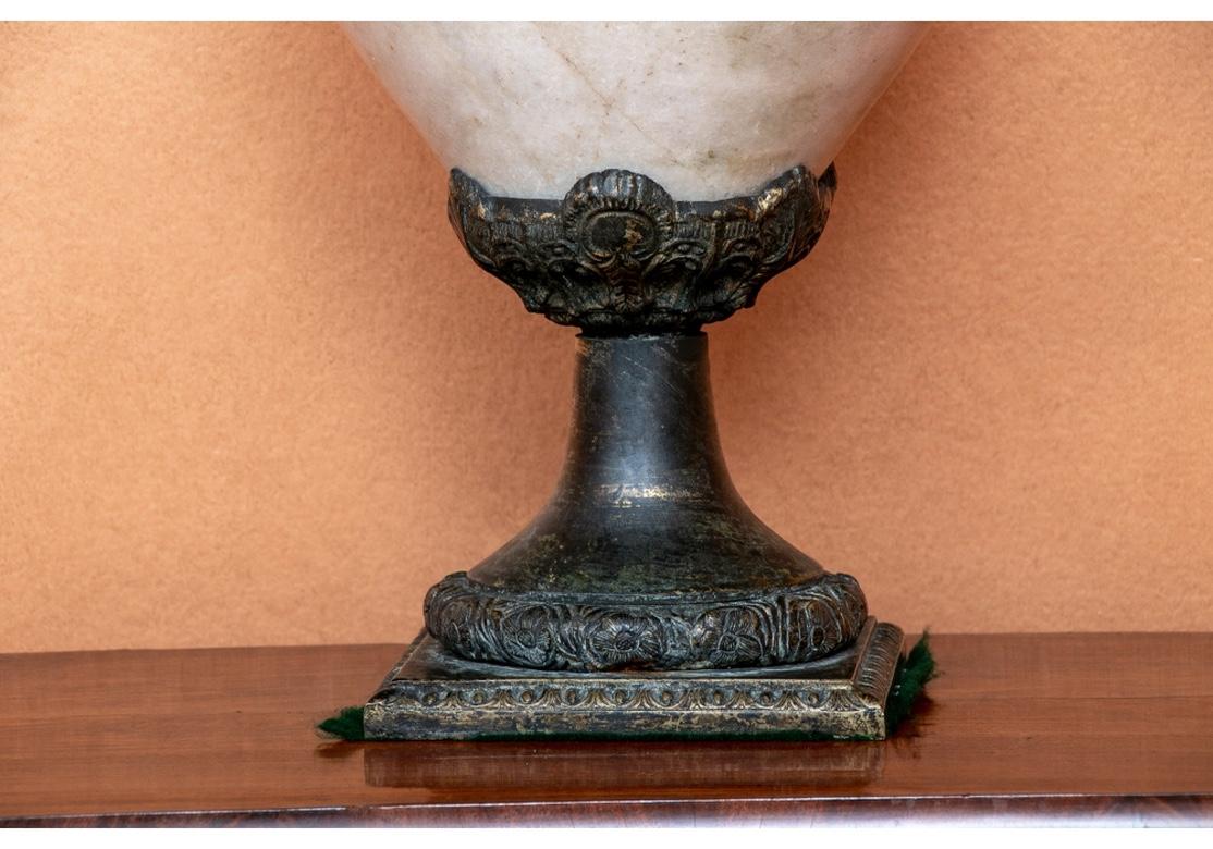 Paire de grandes urnes à garniture en marbre montées sur bronze en vente 9
