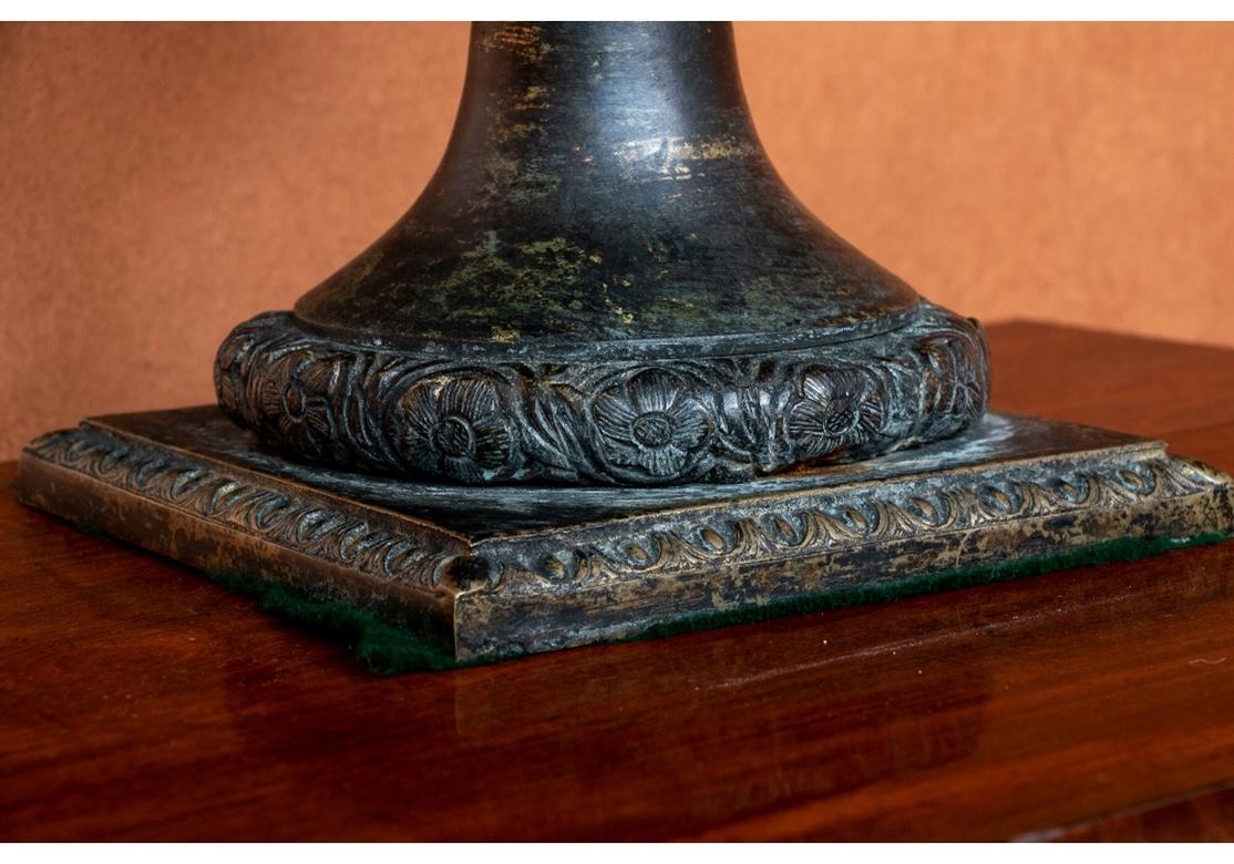 Paar große, in Bronze gefasste Marmor-Garnitur-Urnen (Neoklassisch) im Angebot