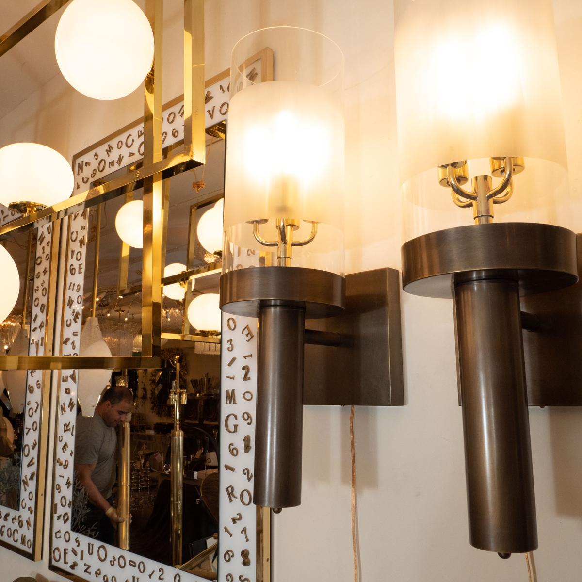 Mid-Century moderno Coppia di grandi applique a braccio singolo in bronzo in vendita