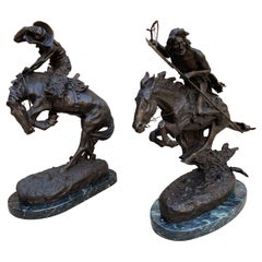 Paar große Bronze-Tischskulpturen mit Marmor nach Frederic Remington