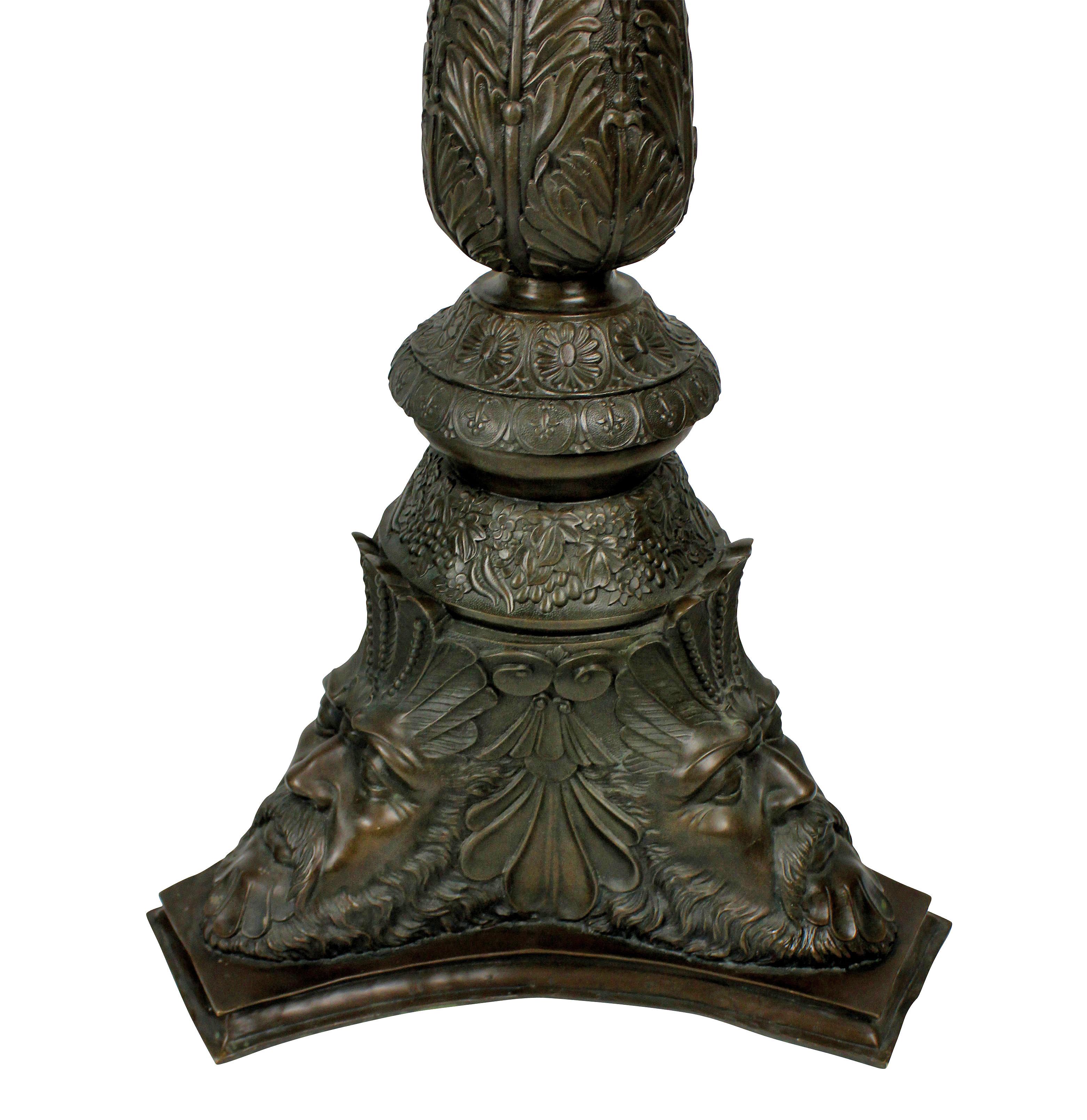 Ein seltenes und schön gegossenes Paar großer venezianischer Torchersockel aus massiver Bronze, in klassischer Manier, mit Akanthus, Anthemion und Masken, mit guter Patina.