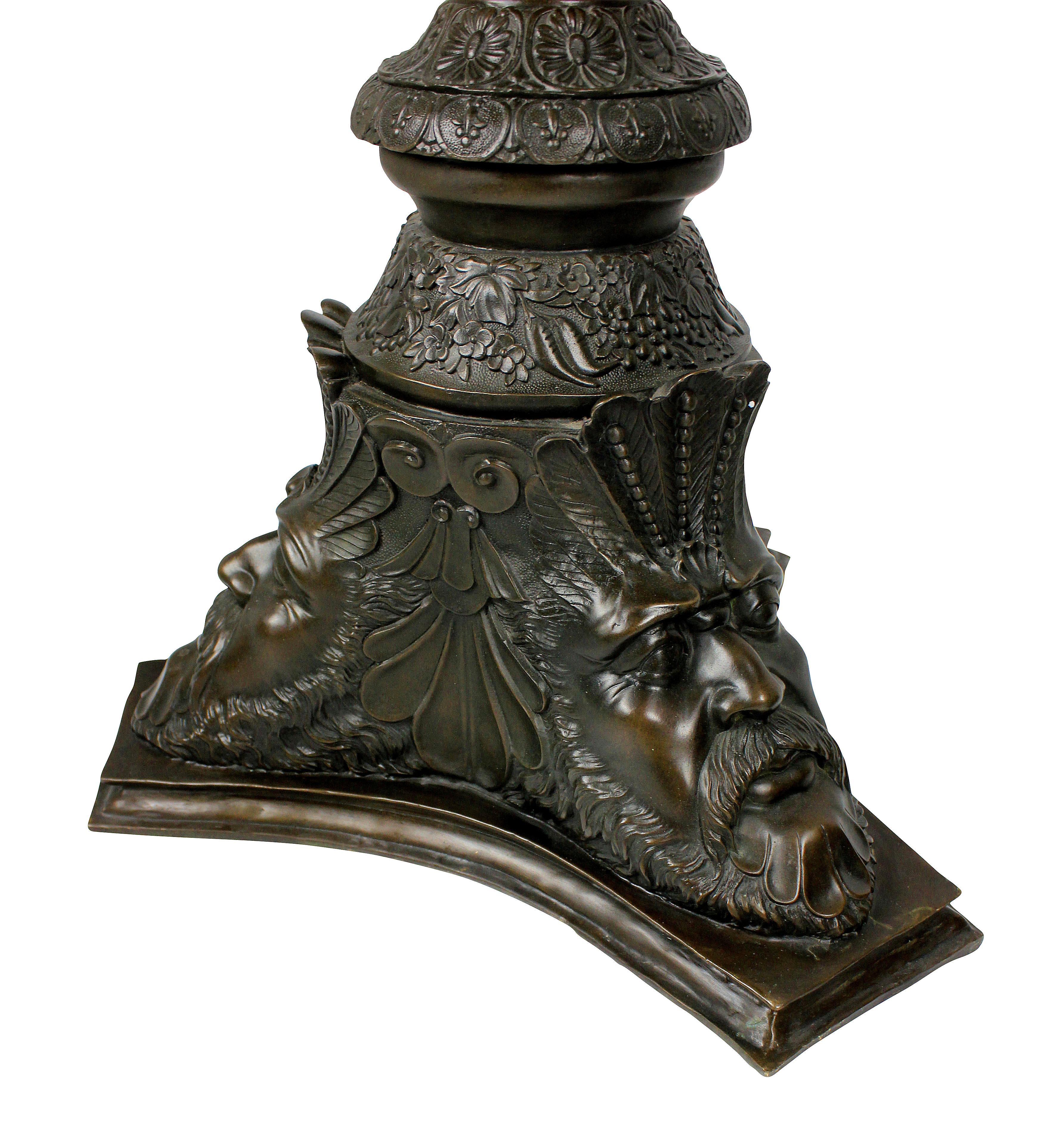 Paar große venezianische Torchere-Pedestale aus Bronze (Italienisch) im Angebot