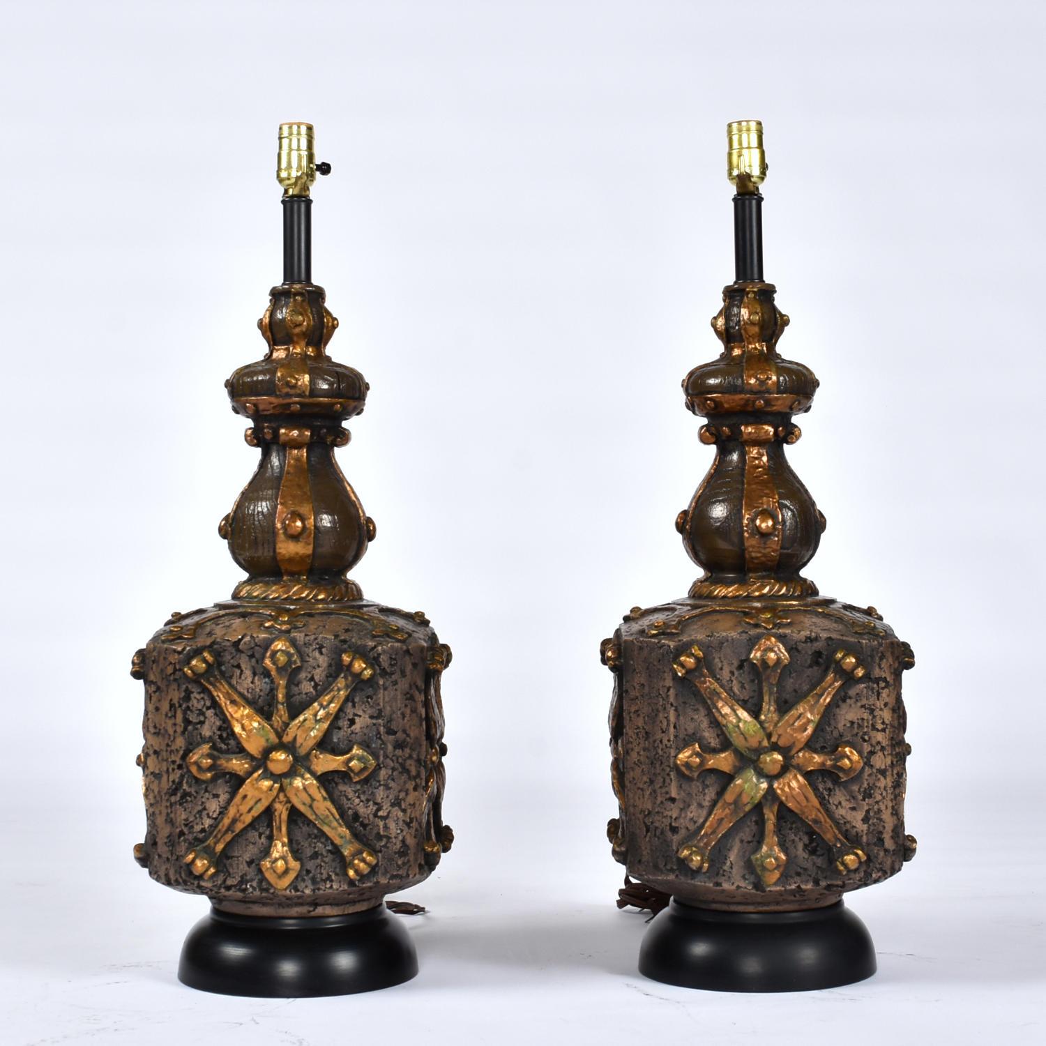 Céramique Paire de grandes lampes brutalistes brunes, dorées et noires avec abat-jour plissé en vente