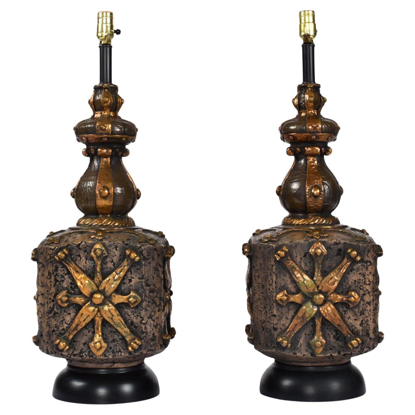 Zwei große brutalistische Lampen in Braun, Gold und Schwarz mit plissierten Schirmen im Angebot