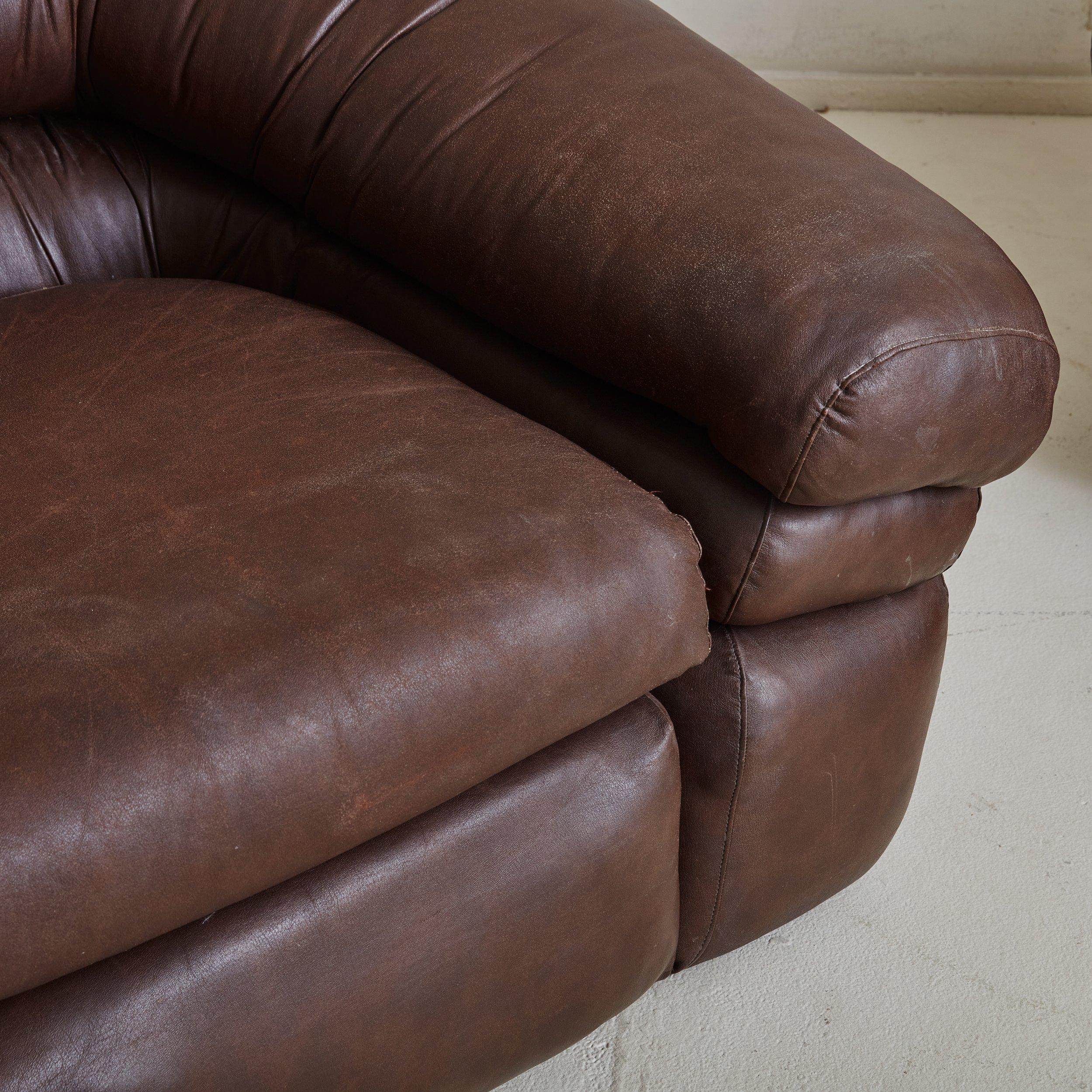 Mid-Century Modern Pair of Large Brown Leather Lounge Chairs by de Pas, D’Urbino & Lomazzi, Italy For Sale