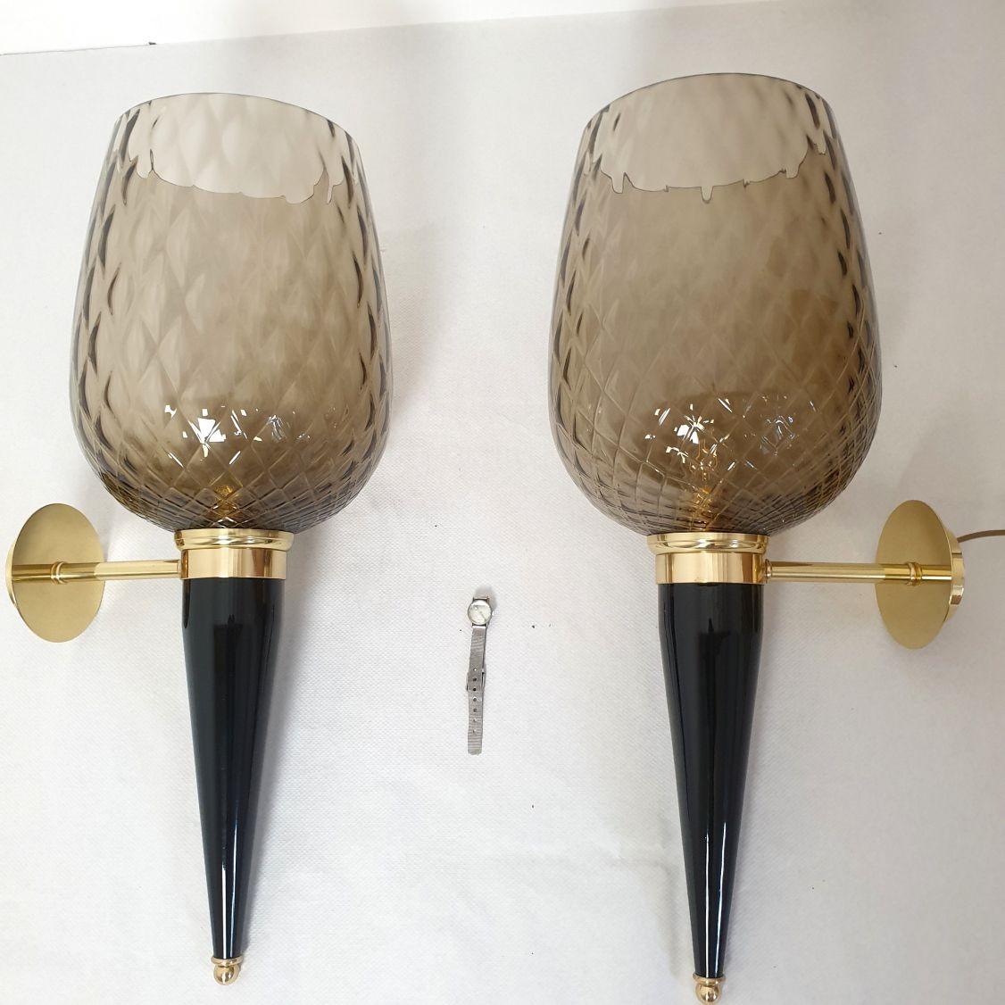 Paar extra große Murano-Glasleuchten, Mila Schon zugeschrieben, Italien 1970er Jahre.
Satz von sechs oder drei Paaren erhältlich. Verkauft und bepreist pro Paar.
Die Mid-Century Modern-Leuchten bestehen aus einer lichtdurchlässigen, hellbraunen,