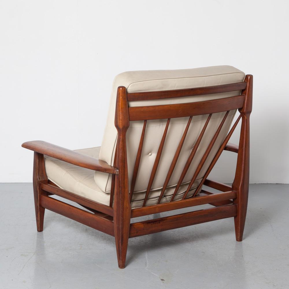Paire de grandes chaises longues brutalistes en bois de rose du designer brésilien Jean Gillon Bon état - En vente à BUSSUM, NH