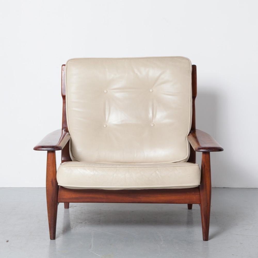 Cuir Paire de grandes chaises longues brutalistes en bois de rose du designer brésilien Jean Gillon en vente