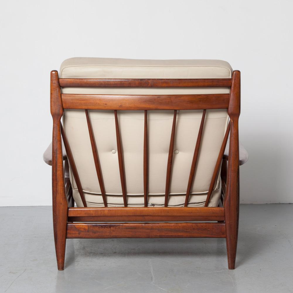 Paire de grandes chaises longues brutalistes en bois de rose du designer brésilien Jean Gillon en vente 3