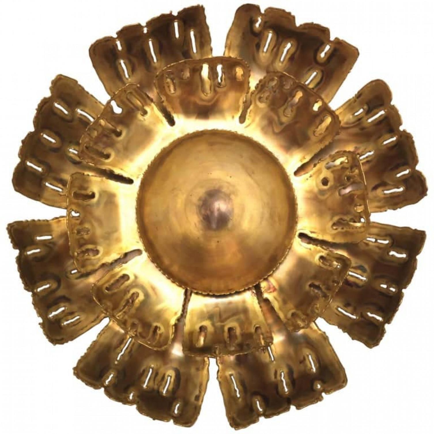 Este precioso aplique fue diseñado por Svend Aage Holm Sørensen para Holm Sørensen and Co. en la década de 1960.

Está fabricado en latón grabado al ácido. Latón en forma de flor. Esta lámpara está en muy buen estado vintage, con algunos signos de