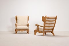 Coppia di grandi poltrone in rovere massiccio in stile brutalista, con rivestimento nuovo in bouclé, anni ’60