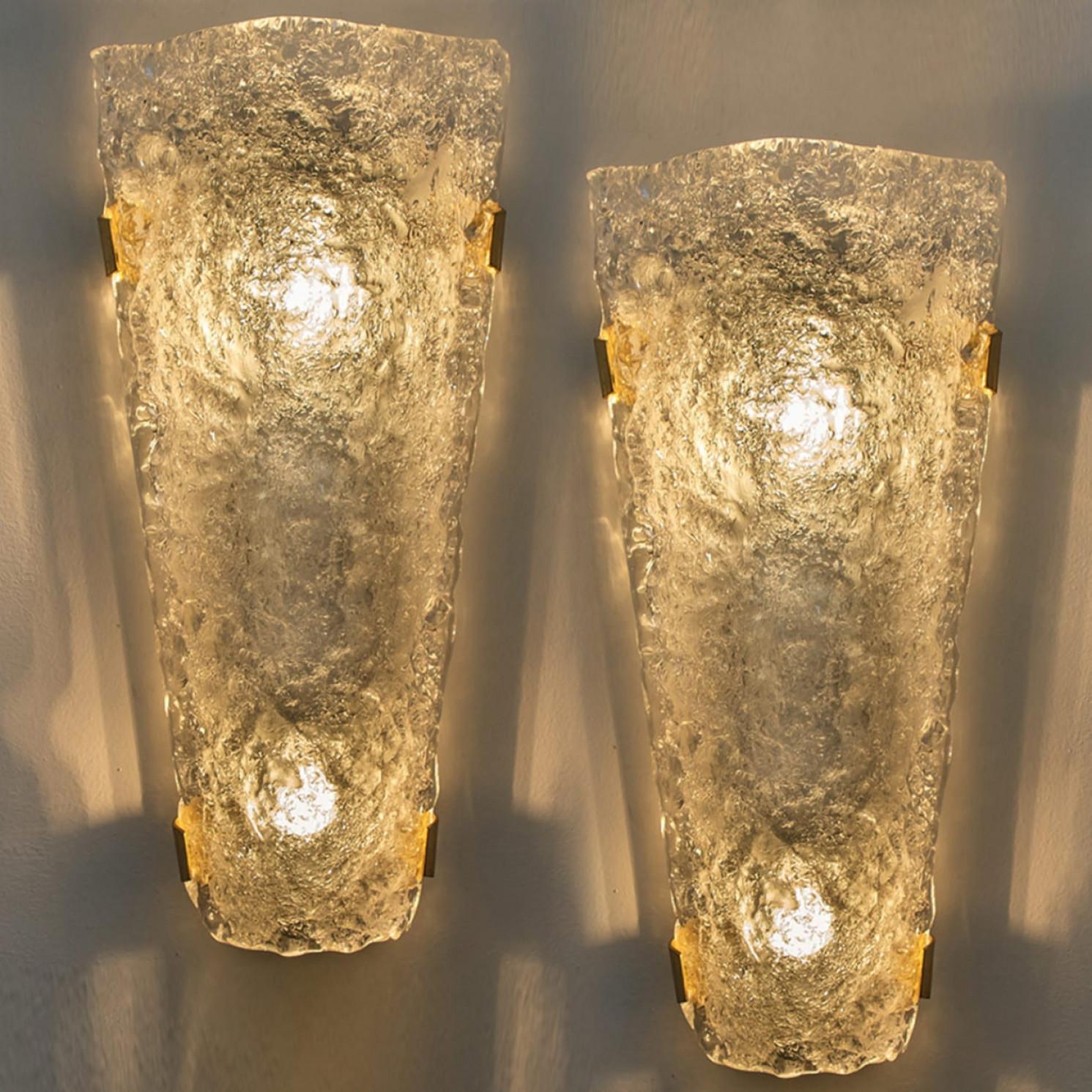 1 des 2 paires d'appliques de Hillebrand. Fabriqué en Allemagne, en Europe, vers 1960.
Avec abat-jour en verre bulle, détails en laiton, plaque arrière blanche et matériel de montage.

Avec une magnifique plaque de verre texturée donnant à la pièce