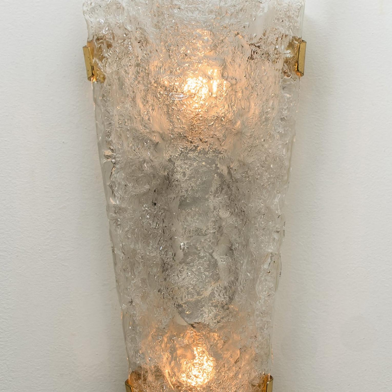 Laiton Paire de grandes appliques ou appliques murales en verre de Murano, années 1960 en vente