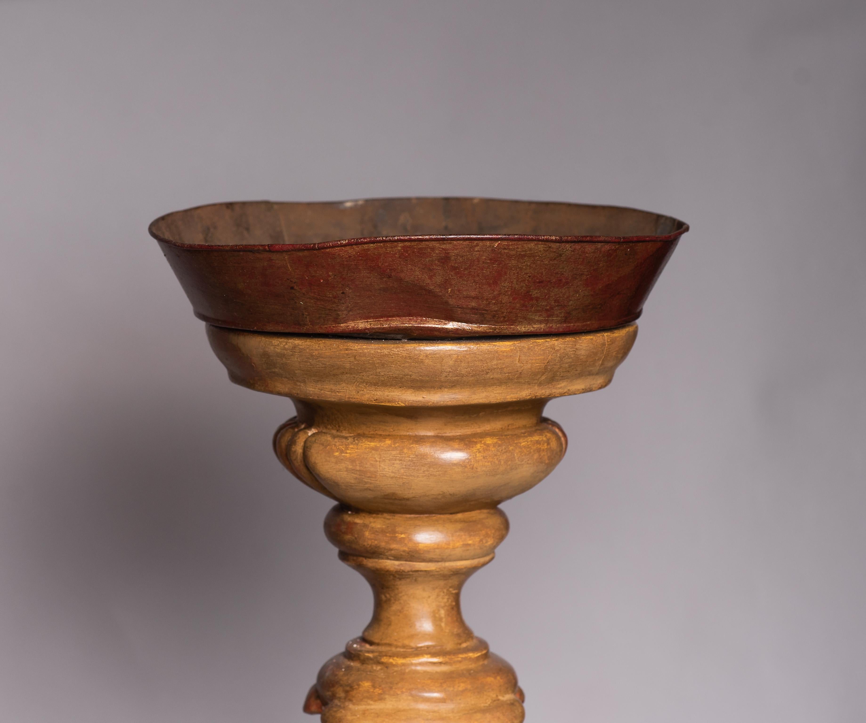 Paire de grands chandeliers-bougeoirs en bois doré, période Directoire française en vente 6