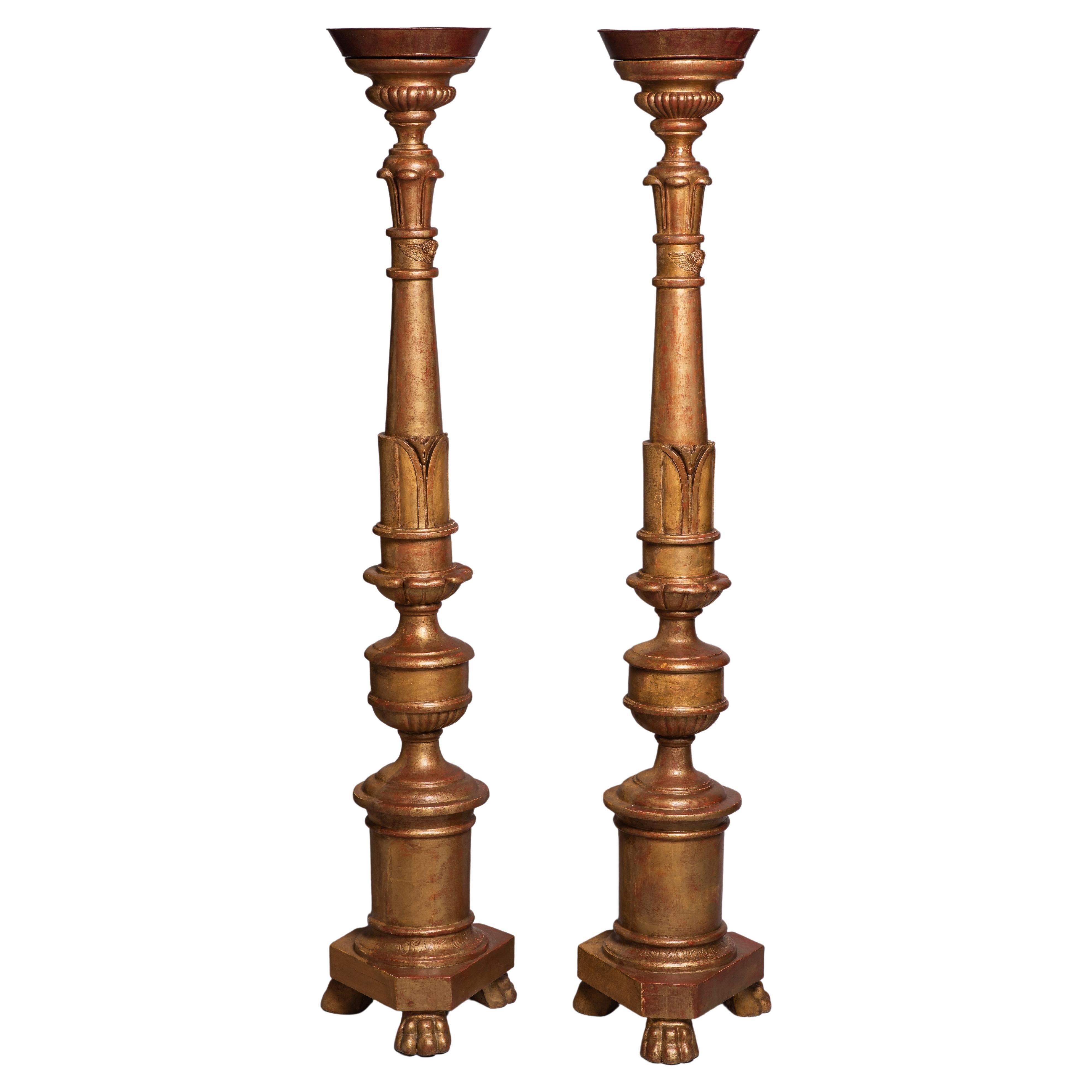 Paire de grands chandeliers-bougeoirs en bois doré, période Directoire française