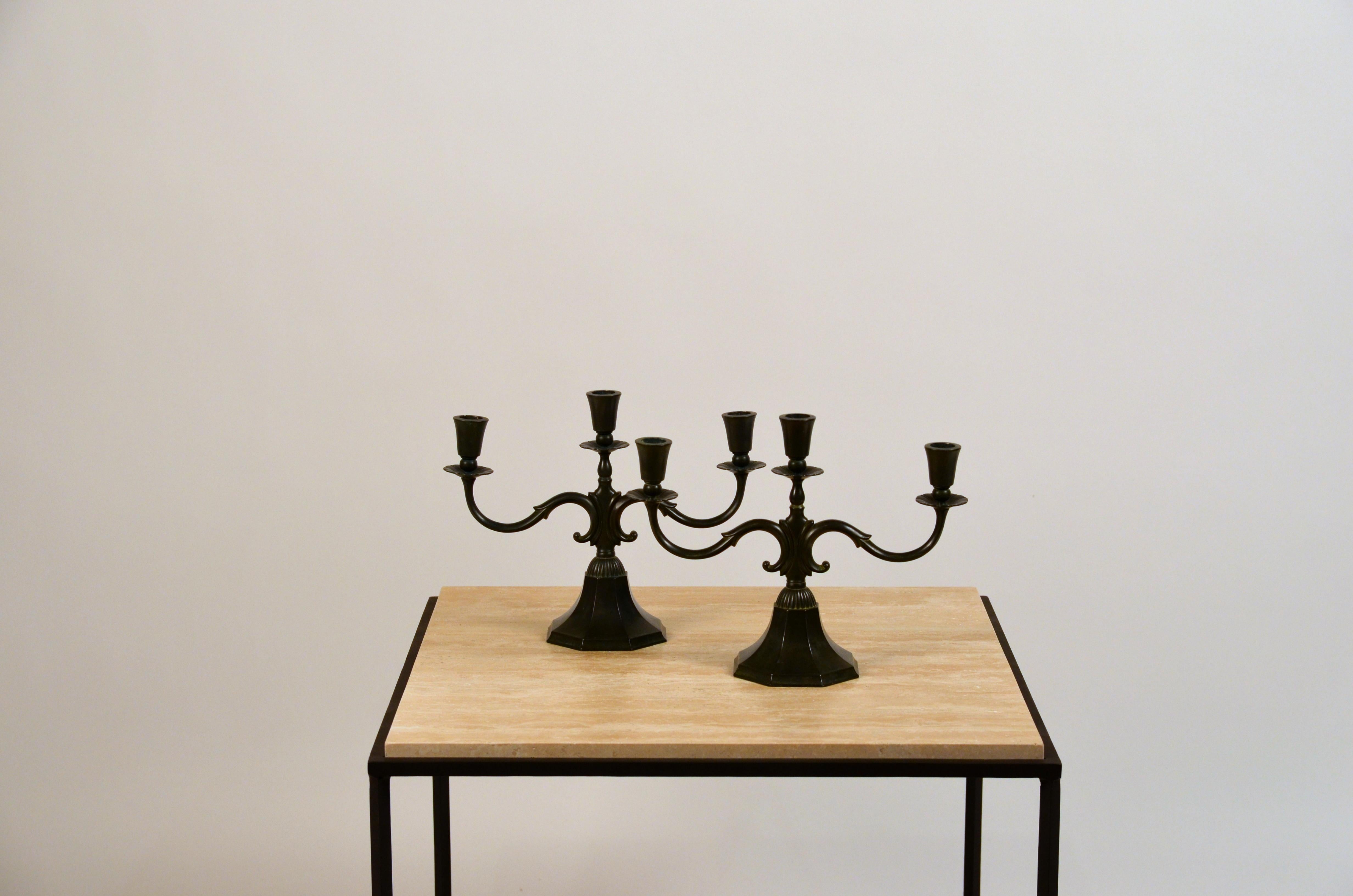 Metà XX secolo Coppia di candelabri di grandi dimensioni in metallo disko di Just Andersen in vendita