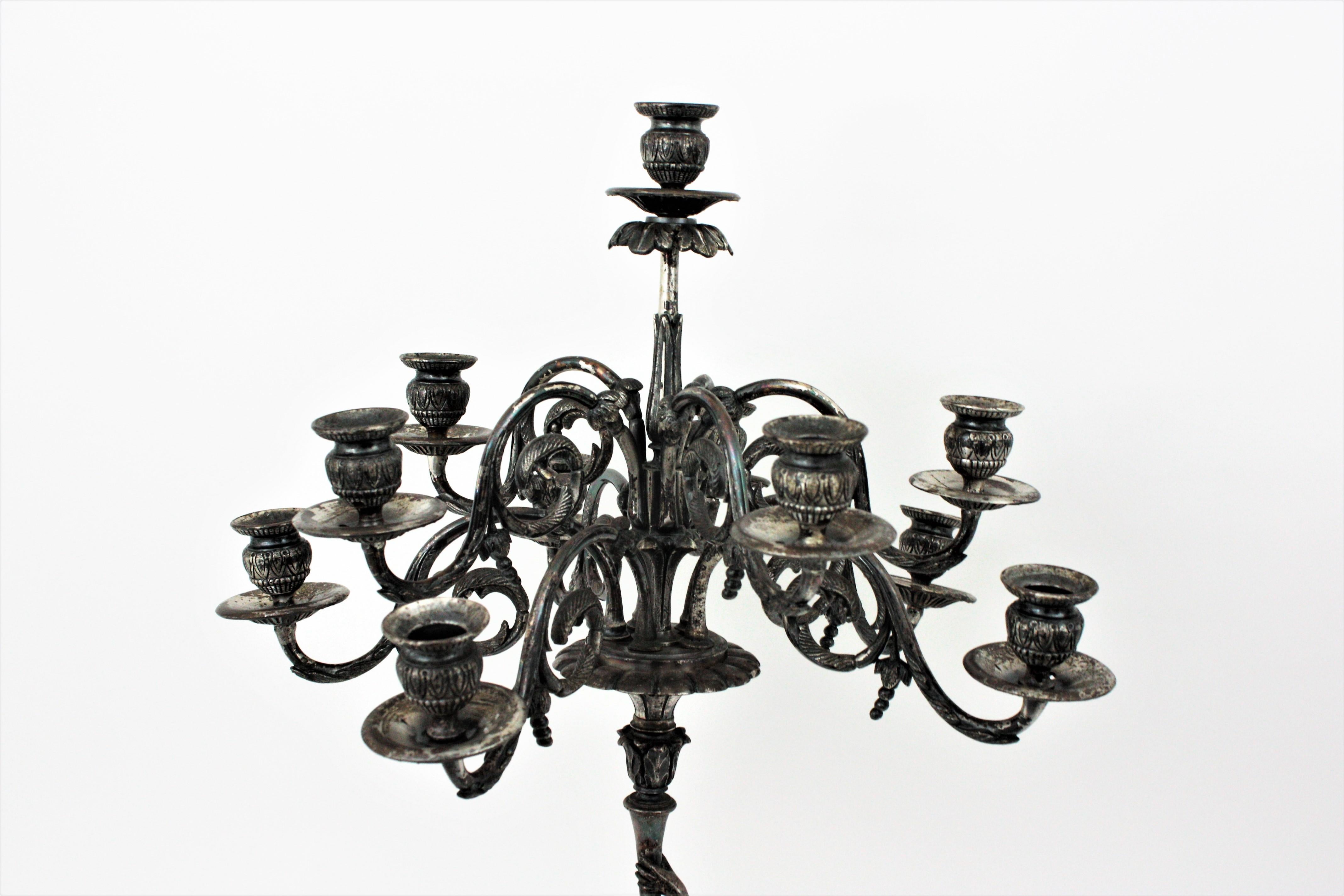 Coppia di candelabri figurativi di grandi dimensioni a undici luci in bronzo argentato in vendita 2