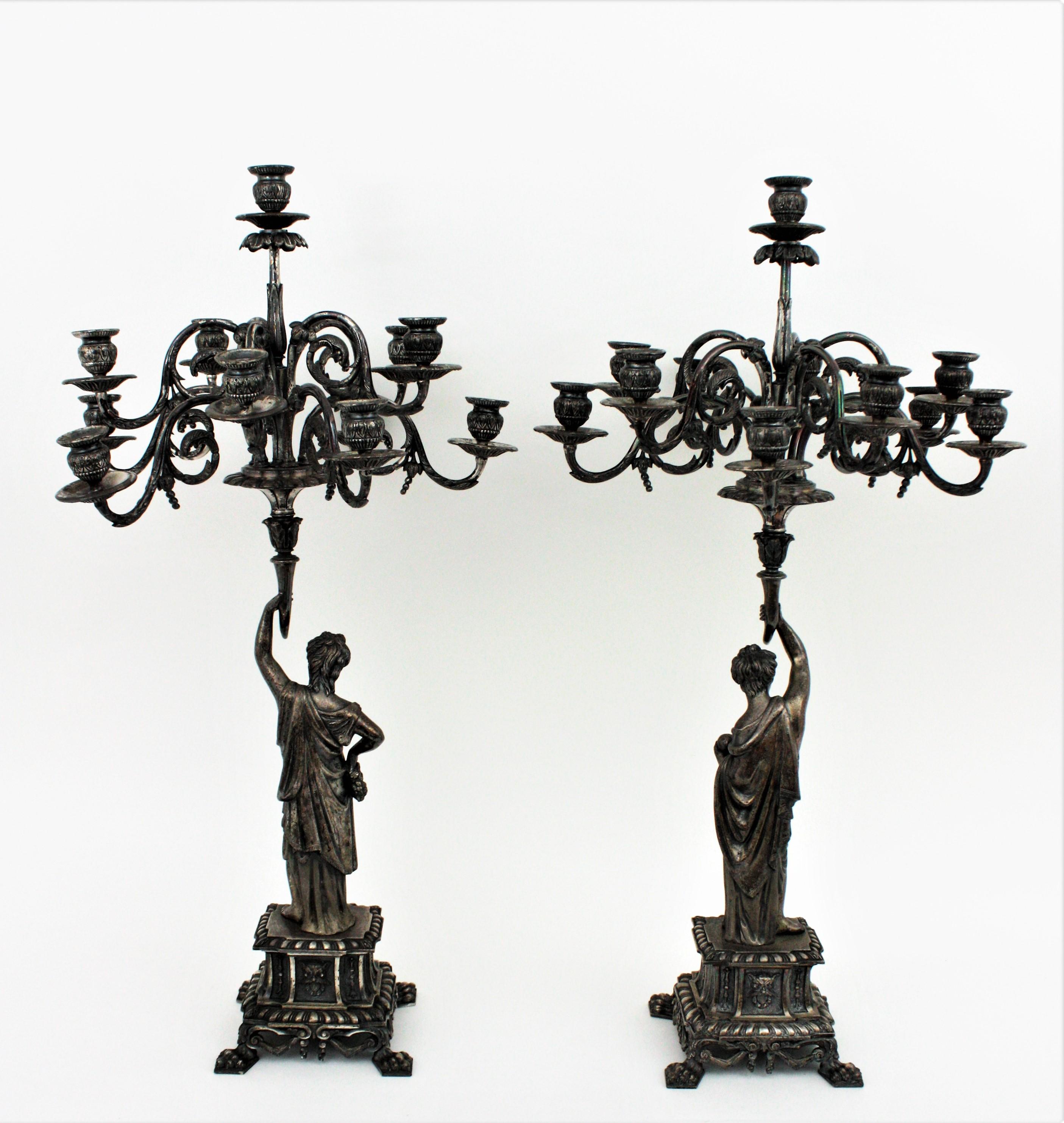 Coppia di candelabri figurativi di grandi dimensioni a undici luci in bronzo argentato in vendita 3