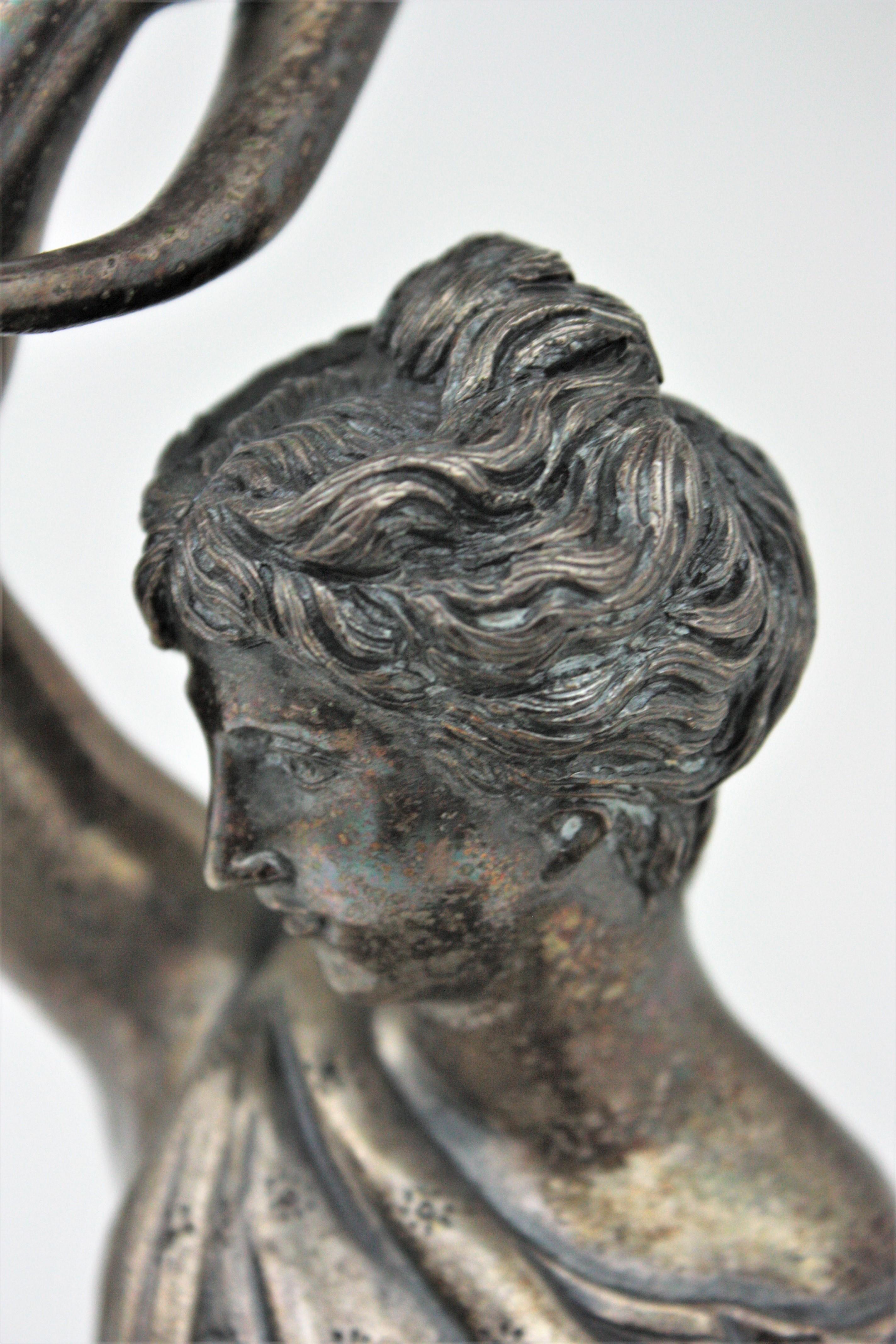 Coppia di candelabri figurativi di grandi dimensioni a undici luci in bronzo argentato in vendita 6