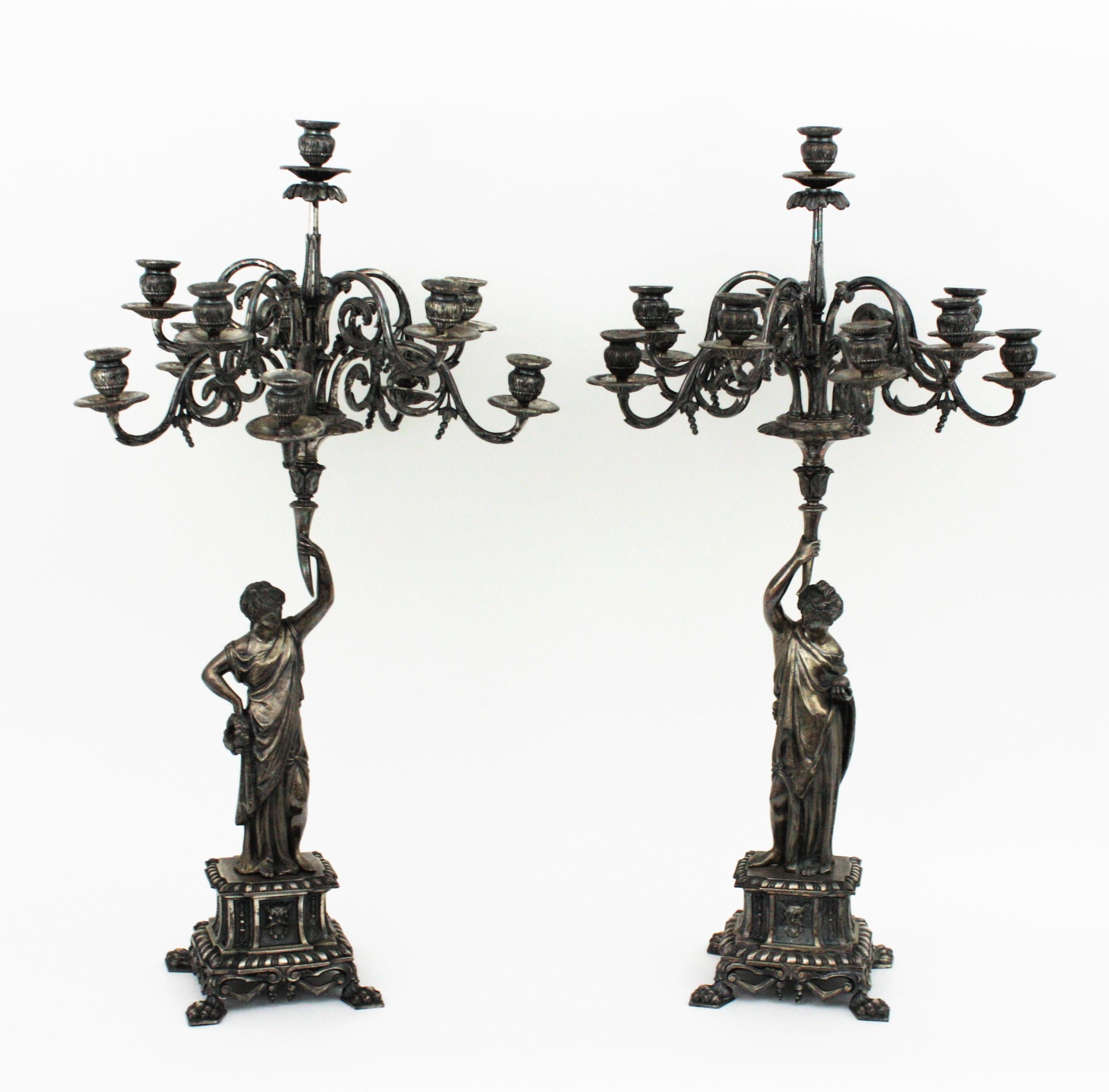 Coppia di candelabri figurativi di grandi dimensioni a undici luci in bronzo argentato In condizioni buone in vendita a Barcelona, ES
